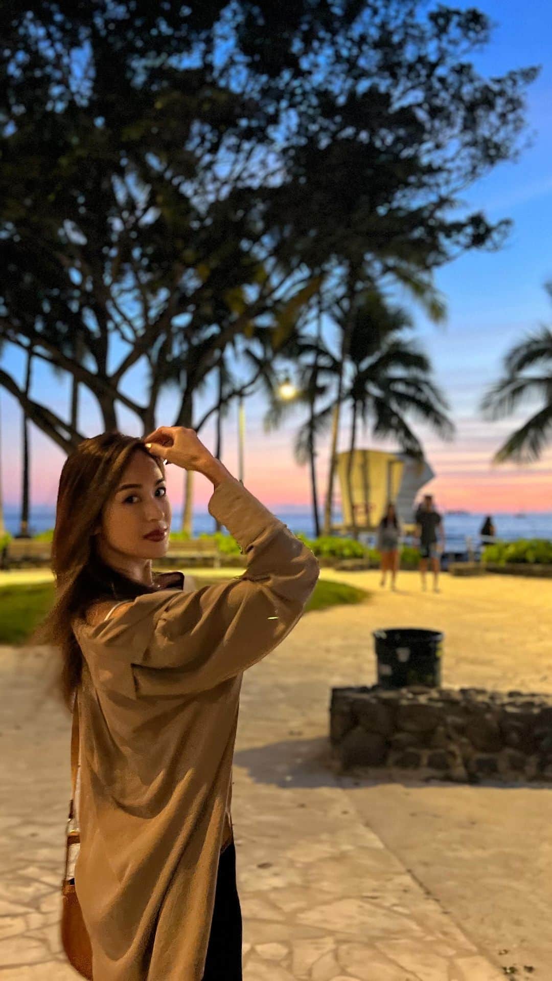 Mieのインスタグラム：「たまたま通りかかって ついつい立ち止まって 魅入ってしまう🤍  ワイキキの夕陽時🥳  ラッキーな事にハワイアンダンスみれた🌺 鳥の合唱部も聞こえるね🍃  #ワイキキ #ビーチ #旅行  で初めて来た20年前の夕陽も #今日の夕陽 も忘れられない #貴重な美しさ #サンセット #ハワイ」