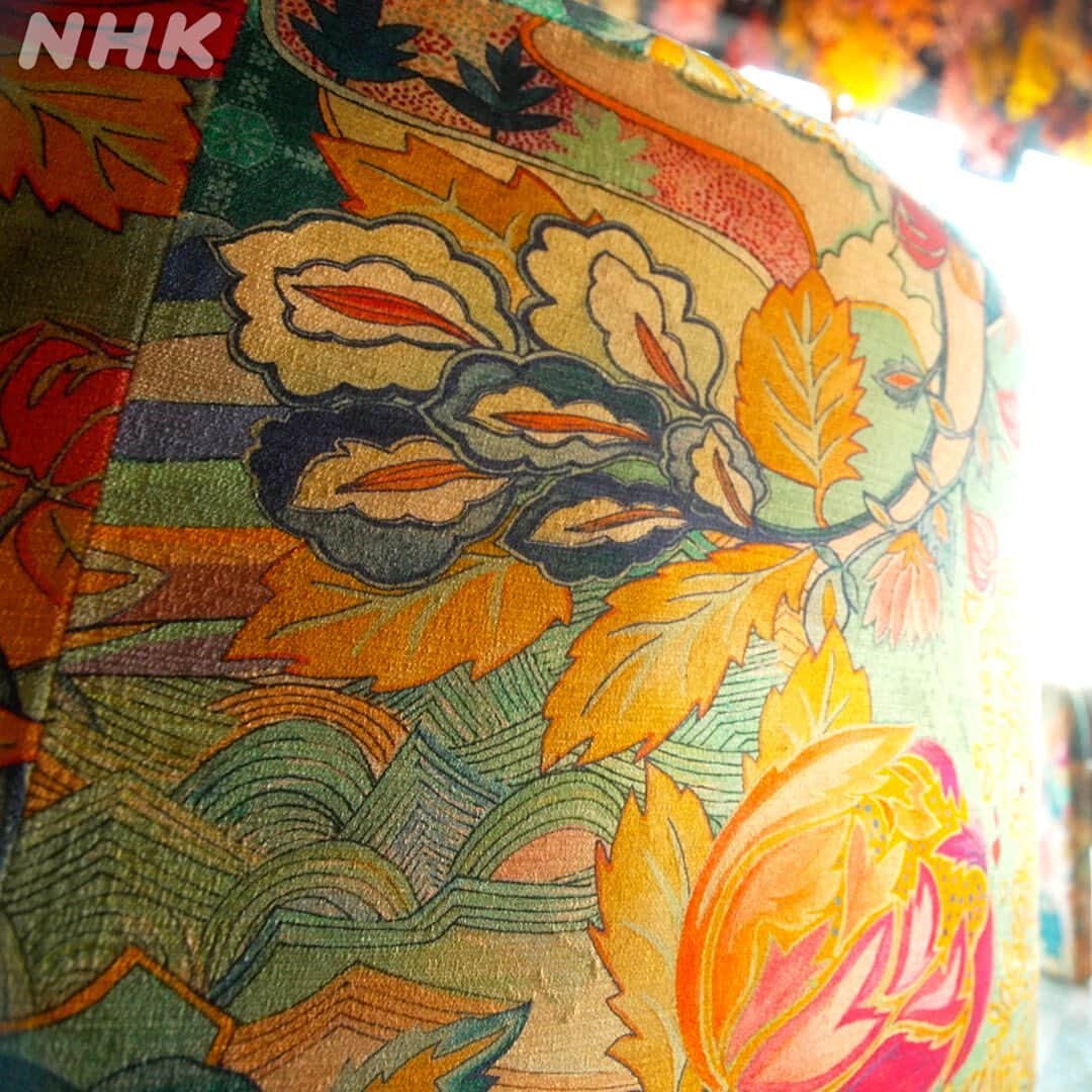 NHK「世界はほしいモノにあふれてる」さんのインスタグラム写真 - (NHK「世界はほしいモノにあふれてる」Instagram)「＼🇬🇧オープンしたばかりの花のバー🍸／  エレベーターを上がって、ホテルの最上階に。 目の前に広がっていたのは、写真のような光景でした。 それは、まるで金色に輝く絨毯のよう！  天井一面が、 色とりどりの20000本のドライフラワーで 飾られています。  こちらはルーフトップバーなので、 花からインスピレーションを得て作ったという、 様々なカクテルを楽しむこともできます。  📕本日の🐶の豆知識📗  ソファのテキスタイルも、よく見ると花柄。 実は、これは17世紀にフランスから宗教的理由で イギリスに亡命してきた人々が育んだデザイン。  やってきた人々の中には、フランスの繊維産業で 活躍した熟練職人がいました。そして、ロンドンで 大胆な色使いと花柄が特徴のテキスタイルを 生み出しました。  移民たちのパッションが、 新たな文化を生み出す。 それがロンドンという街の もう一つの魅力です。  ------------------- What would you expect at a rooftop bar of a newly opened hotel in the middle of Whitechapel, East London? It is 20,000 stems of a dried flower installation hanging from the ceiling🌹!   Snuggled up in floral textiles inspired by French Huguenots and the sensational twilight view of City of London sipping a botanical themed original cocktail🍸🌇…. what else would you want after long hard day.   Staff were all so friendly and very sustainability conscious 👍  #london #rooftoplondon #eastlondonrooftop  #ロンドン　#ドライフラワー #ドライフラワーインテリア #ドライフラワーアレンジ #フラワーディスプレイ #ルーフトップバー #せかほし」3月21日 18時19分 - nhk_sekahoshi