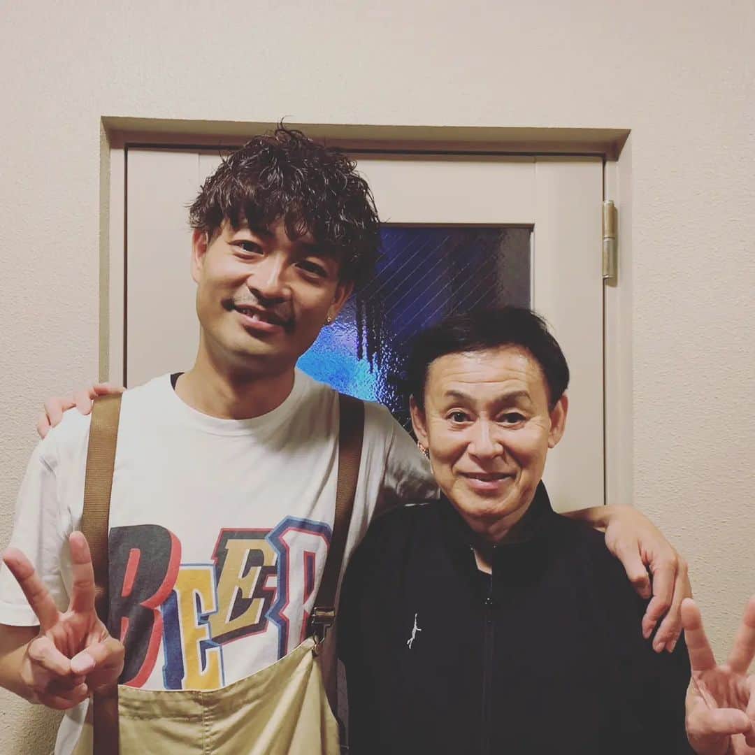 中村昌也のインスタグラム：「宮古島の奇跡。高校時代のバスケ監督 岡田先生と再会❕ バスケ辞めて、家出して、バスケ嫌いになったのを先生のせいにしてた若い自分。 20年の時を経て、再会。 ずっと謝りたかったですし、会いたかった恩師。宮古島で再会できて幸せでした❕ 先生、御身体にお気を付けてこれからも素晴らしい選手を育てて下さい！ 感動的な再会、出会いがあるBAR.,Is 本日も２０時から お待ちしております❕ #宮古島 #沖縄 #宮古島バー #miyakojima #miyakojimabar #バーイズ #イズ #baris #is #newopen #居酒屋 #海 #beach #japan #中村昌也」