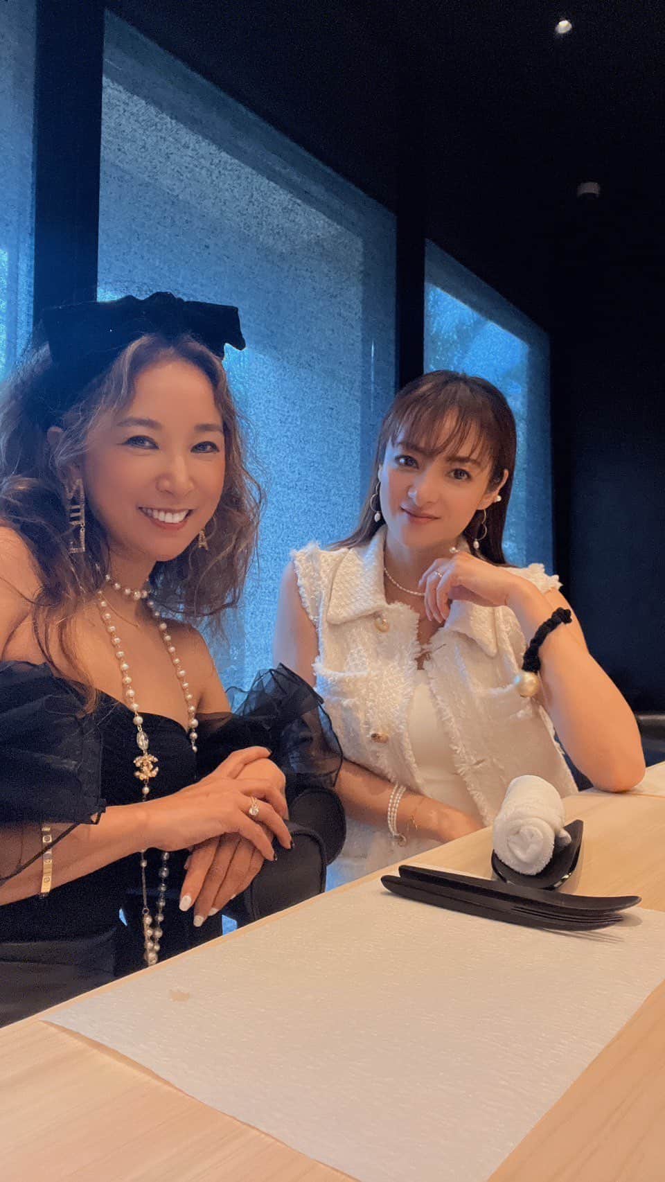 畑田亜希のインスタグラム：「@taigadining 🍣  新メニューを堪能させて頂きました🥹  美味しい以外の言葉が見つからない。。。美味しすぎてホッペ落として来たと思う。。❤️  少し炙ったノドグロも甘すぎるウニも、プリップリの車海老も本当にどれも美味でした🙏✨  宇宙元旦の今日は野球の勝利から始まり、贅沢ランチ、夕方にはあの子のお迎え👧🏻✈️幸せな一日🙏💕  Thank you so much ☺️   #2023 #sg #singapore #taigadiningsg #taigadaining #conradhotel」