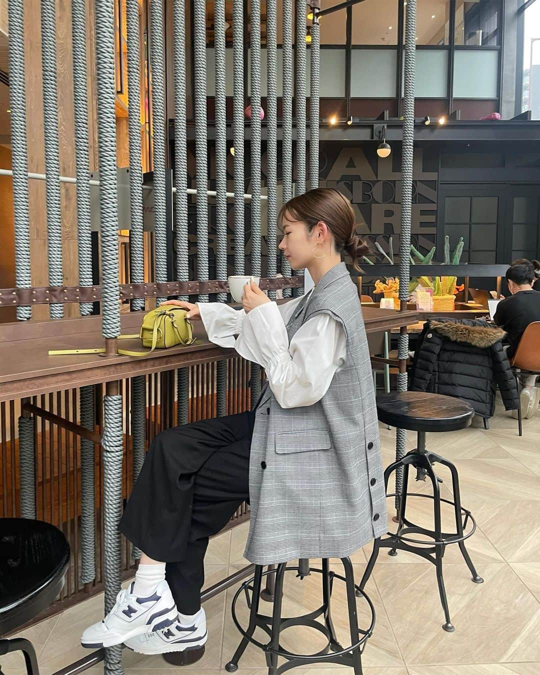 宮所舞のインスタグラム：「. MTGの日🗣💬  gilet / @neuem_official  今の時期はブラウスやロンT合わせが好き。  秋冬のアイテムも楽しみ♡♡#dkr服」