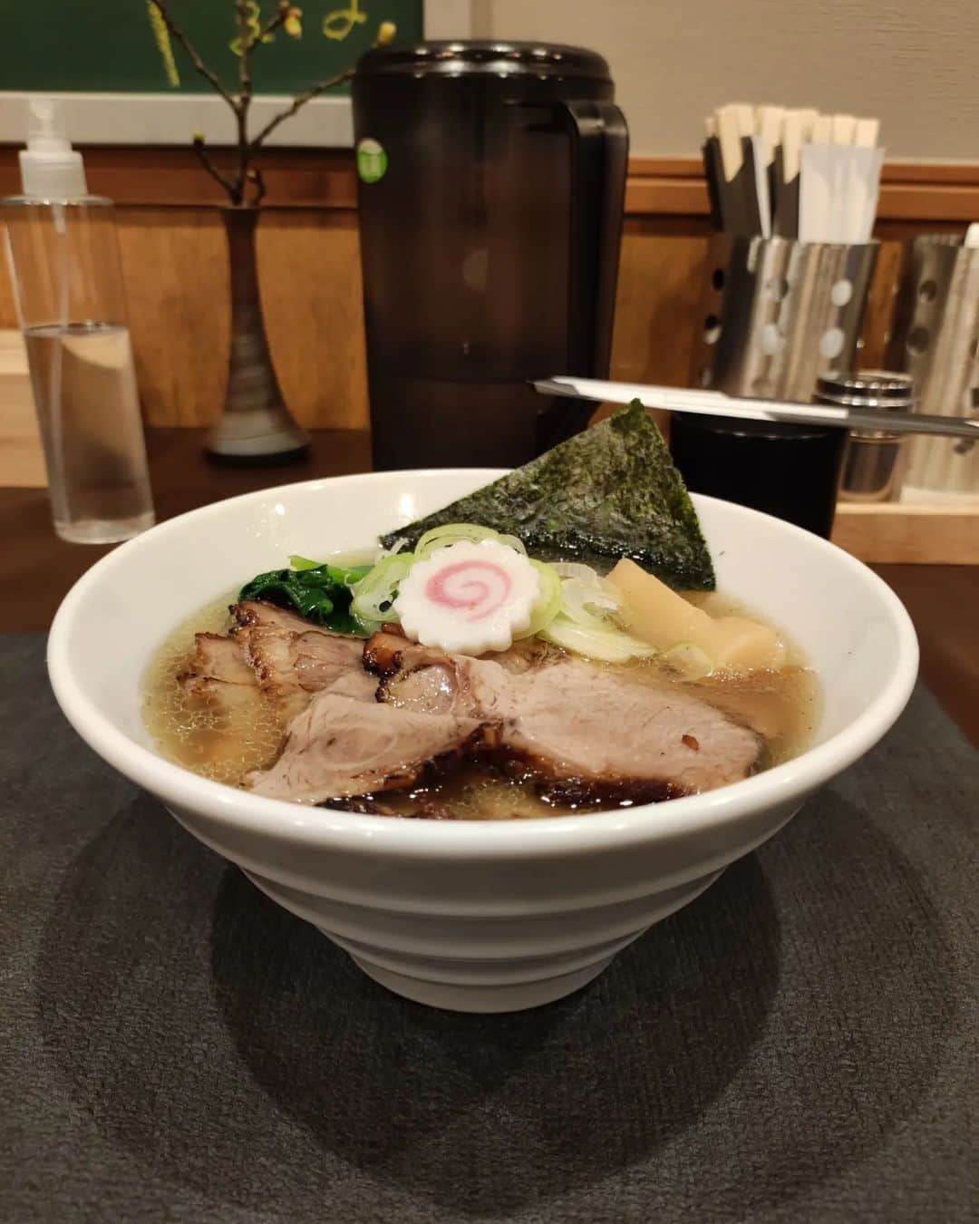 つけMen野郎のインスタグラム：「塩チャーシュー麺+味玉 手打ち 蓮 土日の手打ち蓮は並びがエグい。1時間待ちコースなので平日夜に行ってみたら、並びなし♪これは嬉しい。しかし、食べたかったチャーシュー飯が売切れだったので塩チャーシュー味玉。醤油食べたときに出汁感強いスープだったので塩も絶対美味いんだろうな、と期待高めでいただく。期待通りというか、超えてくるうまさ。貝柱のうまみと出汁の効いたスープで、塩のまろやかさといいめっちゃうまい。チャーシューは炙られており、香ばしさもあってうまい。味玉は甘めの味付けで好み。そして手揉みされた麺はもちっとした食感で舌触りも良き。ここの塩好きだなぁ。」
