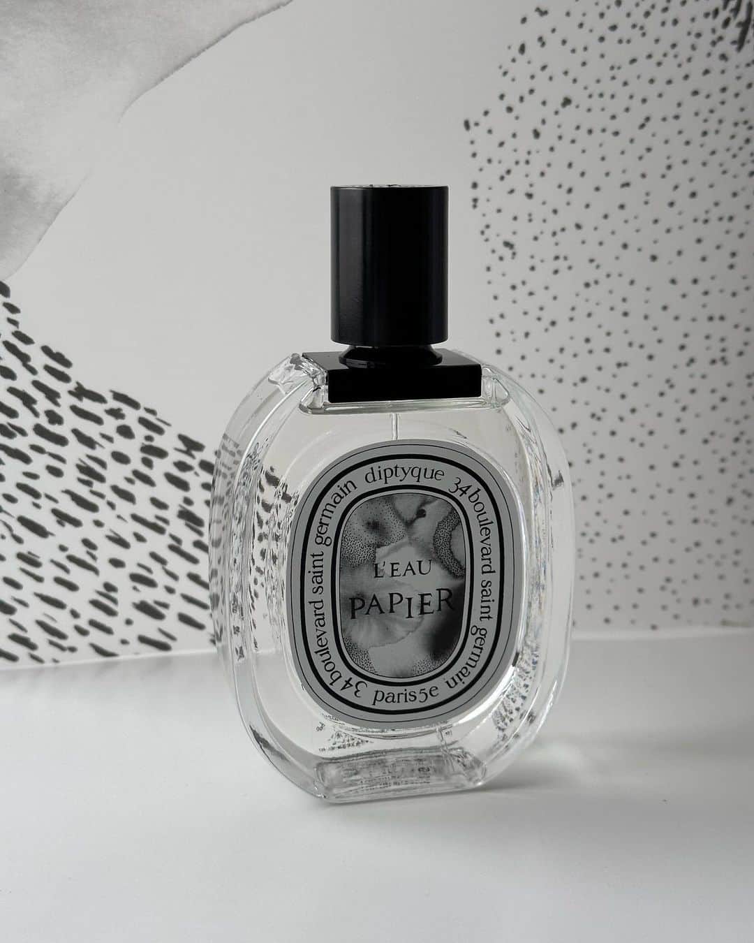 吉竹美聡のインスタグラム：「@diptyque ⛲️🧊🧊 真っ白な紙に広がるインクのように 時間をかけて優しく漂うホワイトムスクとミモザ✨  #diptyqueparis #leaupapier 夫婦揃ってお気に入り🖤」