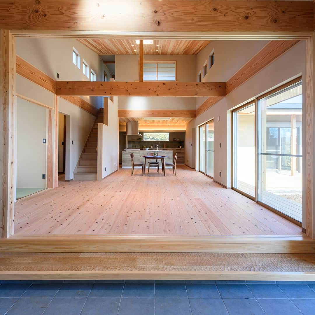 新進建設さんのインスタグラム写真 - (新進建設Instagram)「杉板の天井。 杉板のフローリング。  杉の大梁が空間を横切る 野趣に富んだインテリア。  桧（ひのき）に比べて 強い濃淡のコントラストが杉板の特徴です。  国産材・地産地消の家造りは 新進建設にお任せください。  新進建設では 土地探しから住まい造りまで ワンストップサービスで お手伝いいたします。  詳しい情報は プロフィールからHPへ ▶︎ @shinshinhomes -------------------------- 住まいに個性を #新進建設 新築戸建 リフォーム/リノベーション  ご質問ご相談等はDM・コメントへ お気軽にお申し付けください --------------------------  #新進の土間のある家 #新築戸建て #注文住宅 #工務店 #秦野市 #平塚市 #南足柄市 #小田原市 #杉板  #地産地消 #土間玄関 #暮らしを楽しむ家づくり #和モダンな家 #田舎暮らし #古民家風 #濡れ縁」3月21日 18時30分 - shinshinhomes