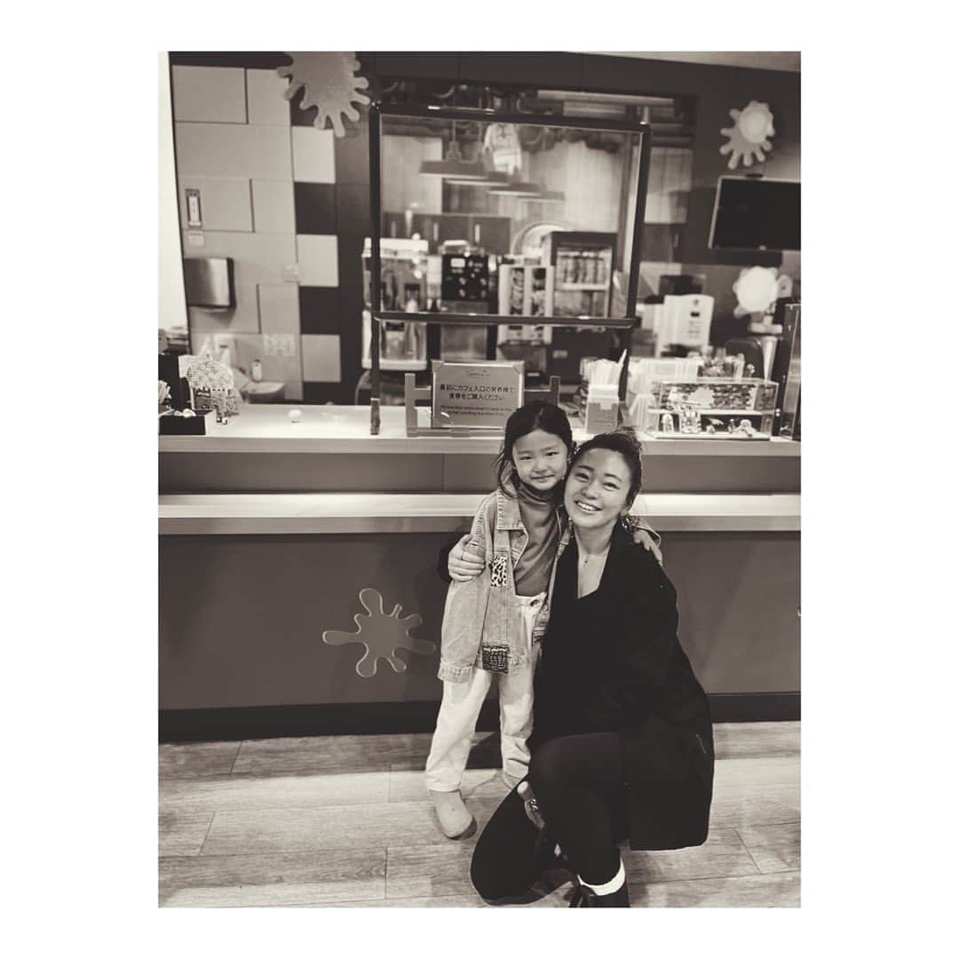 藤田敦子のインスタグラム：「ㅤㅤ 必ず上から肩を組んでくれる小さい友達👍  @tatsuroyasui にも同じようにやってて ばり可愛かった🤣👍」