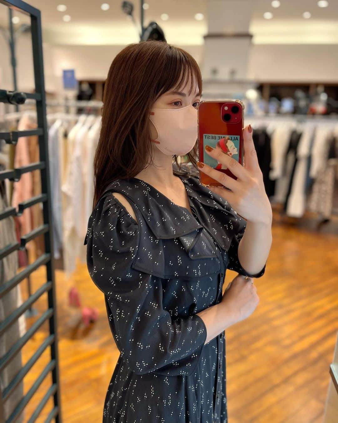 新谷美奈さんのインスタグラム写真 - (新谷美奈Instagram)「. ⁡ 新たな出会いが多い春は 好感度満点なワンピが頼りになりますね🥹🌸 ⁡ ちっちゃなハート柄がキュートなCOELのワンピは 着てる自分も、出会う相手も、 思わず笑顔になれる愛らしい一枚🥰 美ボディに仕上げてくれるフィット&フレアに アームホールのさりげない肌見せ。 顔まわりを華やかに彩るセーラーカラー。 360°どこから見てもかわいいこだわりのディテール🫶 ⁡ one-piece ¥35,200 tax in/COEL black sold out ________________________________________ GATHER SPRING FAIR🌷🐝 3.11 sat - 4.10 mon ⁡ ▷ギャザーカード10回無金利 ▷お買い上げ金額の最大5%金券back (お買い上げ1万円以上から) ▷ゆめカード5回無金利(4/3まで) ⁡ #COEL#コエル#セレクトショップ#selectshop」3月21日 18時31分 - mina__0215