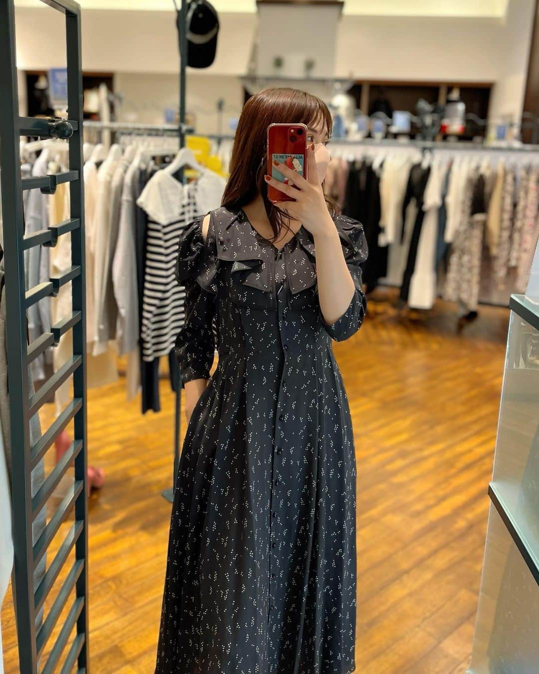 新谷美奈さんのインスタグラム写真 - (新谷美奈Instagram)「. ⁡ 新たな出会いが多い春は 好感度満点なワンピが頼りになりますね🥹🌸 ⁡ ちっちゃなハート柄がキュートなCOELのワンピは 着てる自分も、出会う相手も、 思わず笑顔になれる愛らしい一枚🥰 美ボディに仕上げてくれるフィット&フレアに アームホールのさりげない肌見せ。 顔まわりを華やかに彩るセーラーカラー。 360°どこから見てもかわいいこだわりのディテール🫶 ⁡ one-piece ¥35,200 tax in/COEL black sold out ________________________________________ GATHER SPRING FAIR🌷🐝 3.11 sat - 4.10 mon ⁡ ▷ギャザーカード10回無金利 ▷お買い上げ金額の最大5%金券back (お買い上げ1万円以上から) ▷ゆめカード5回無金利(4/3まで) ⁡ #COEL#コエル#セレクトショップ#selectshop」3月21日 18時31分 - mina__0215