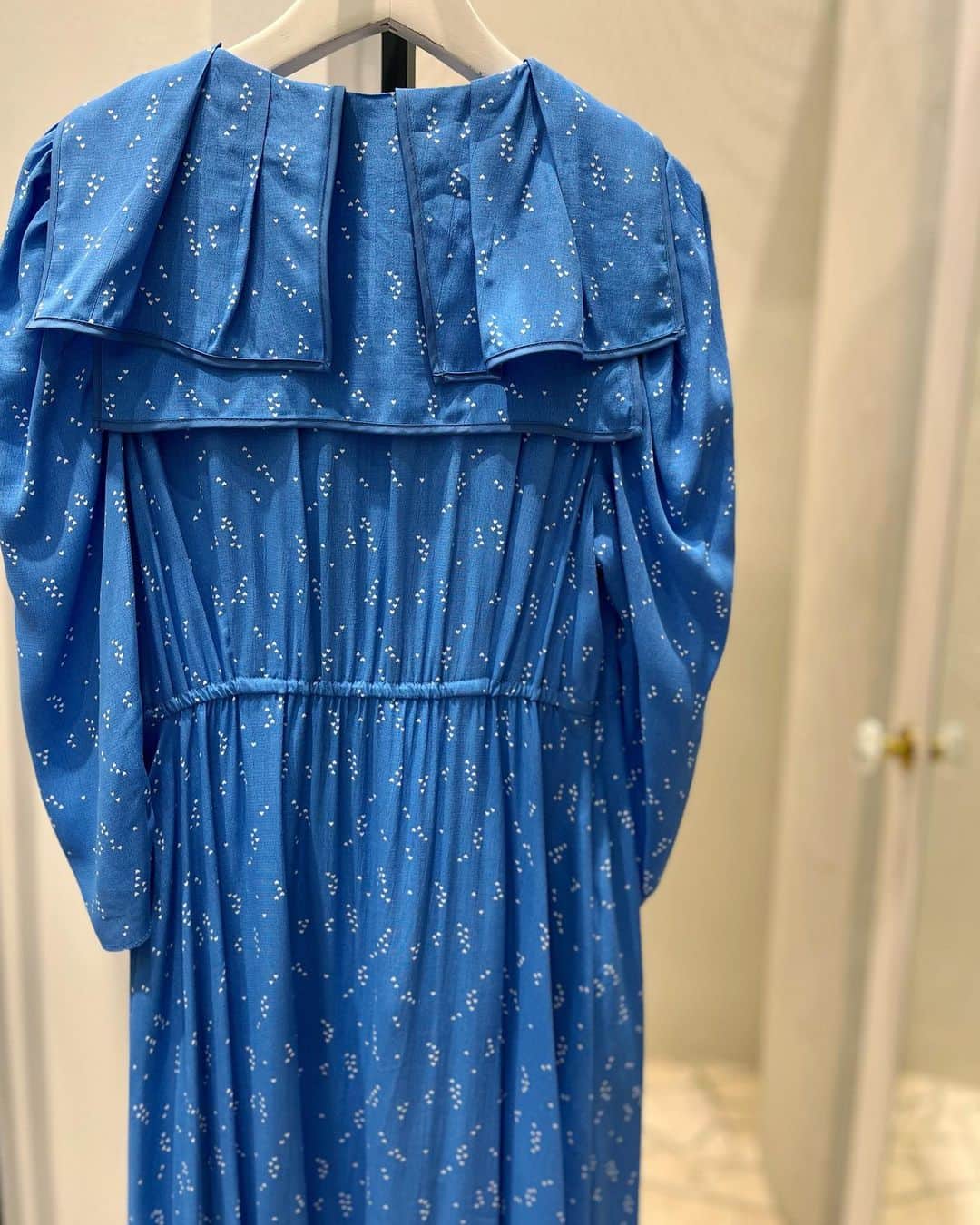 新谷美奈さんのインスタグラム写真 - (新谷美奈Instagram)「. ⁡ 新たな出会いが多い春は 好感度満点なワンピが頼りになりますね🥹🌸 ⁡ ちっちゃなハート柄がキュートなCOELのワンピは 着てる自分も、出会う相手も、 思わず笑顔になれる愛らしい一枚🥰 美ボディに仕上げてくれるフィット&フレアに アームホールのさりげない肌見せ。 顔まわりを華やかに彩るセーラーカラー。 360°どこから見てもかわいいこだわりのディテール🫶 ⁡ one-piece ¥35,200 tax in/COEL black sold out ________________________________________ GATHER SPRING FAIR🌷🐝 3.11 sat - 4.10 mon ⁡ ▷ギャザーカード10回無金利 ▷お買い上げ金額の最大5%金券back (お買い上げ1万円以上から) ▷ゆめカード5回無金利(4/3まで) ⁡ #COEL#コエル#セレクトショップ#selectshop」3月21日 18時31分 - mina__0215