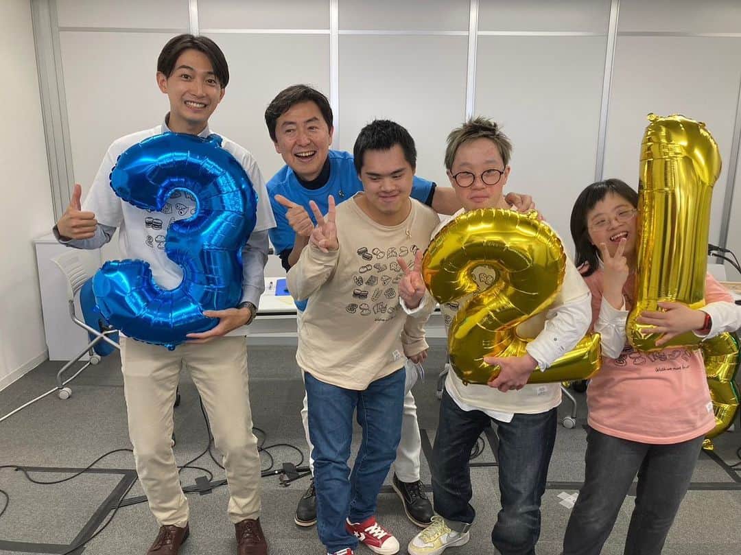フジテレビアナウンサーのインスタグラム：「. 上中勇樹です。  3月21日 「世界ダウン症の日」 に向けた直前イベントで 今年も司会を担当させて頂きました！  ダウン症の皆さんのことを もっとよく知ってもらい、 共に楽しく暮らせる社会を実現しようと、 世界中で確認し合う日。  私の妹がダウン症で、 長らくこのイベントの司会をされている 元フジテレビアナウンサーの笠井信輔さんに誘って頂き、 2018年から私もメンバーとして参加しています。  オンラインでの開催でしたが、 今年も笑いと笑顔の絶えない あっという間に駆け抜けた2時間！ とても楽しい時間で 沢山元気を分けてもらいました。  YouTubeにアーカイブが残っているので ぜひ「世界ダウン症2023」で検索してみてください！  #きょうのフジアナ #上中勇樹」