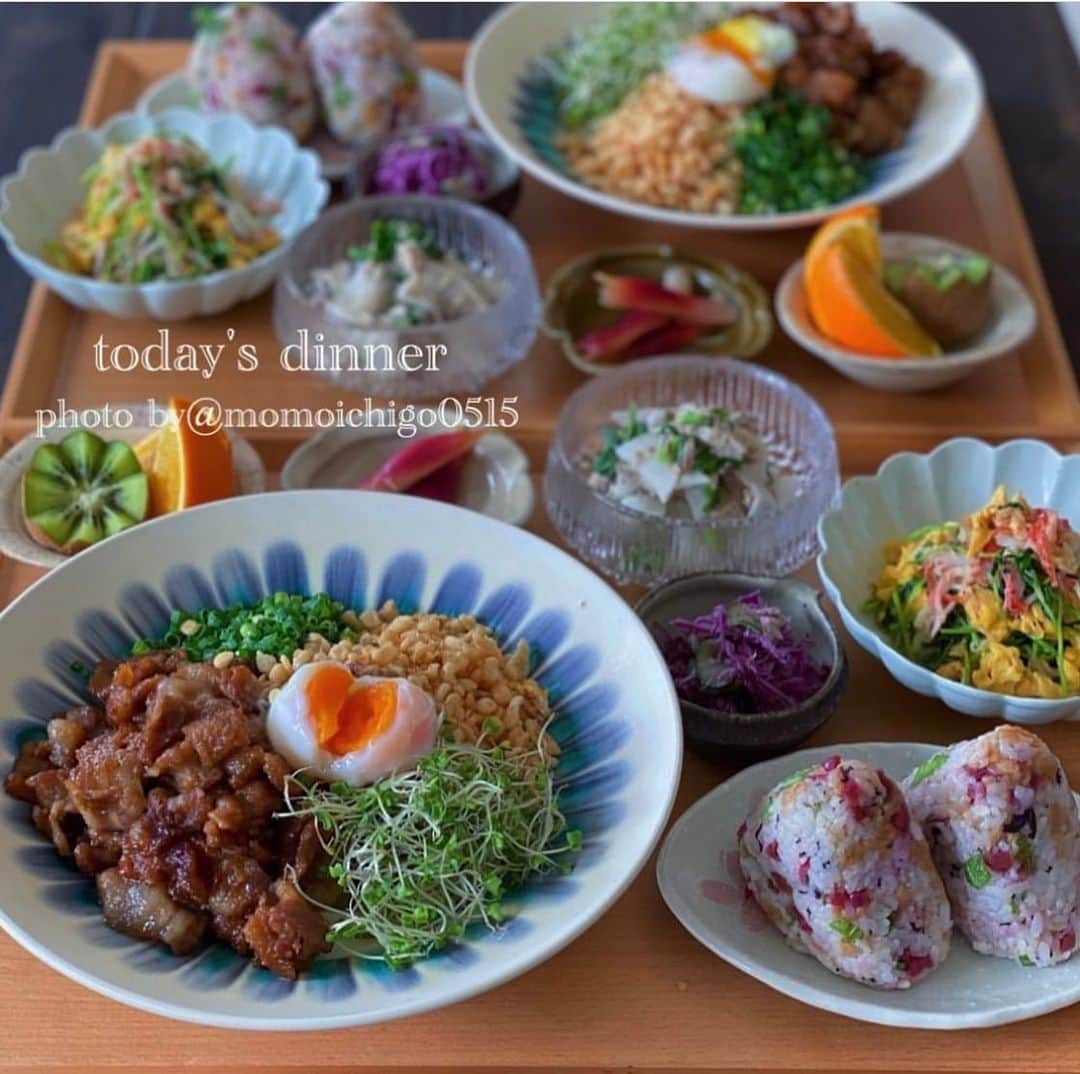 YASUKO TAKESUEのインスタグラム：「. こんばんは☺️💕. 今日の晩ごはん . . ⭐️甘辛豚肉乗っけうどん ⭐️梅と天かすのおにぎり ⭐️豆苗とカニカマの卵炒め ⭐️蕪と鯖缶のサラダ ⭐️紫キャベツのマリネ ⭐️みょうが甘酢漬け ⭐️フルーツ . . . #晩ごはん#晩御飯#晩ご飯#夜ごはん#よるごはん#夕食#おうちご飯#うちご飯#おうちご飯lover#おうちご飯記録#食卓#手料理#手作りご飯#料理写真#器好き#器集め#献立#家庭料理#food#foodpic#foodstagram#foodphotography#followme#instagood #岩崎龍二」