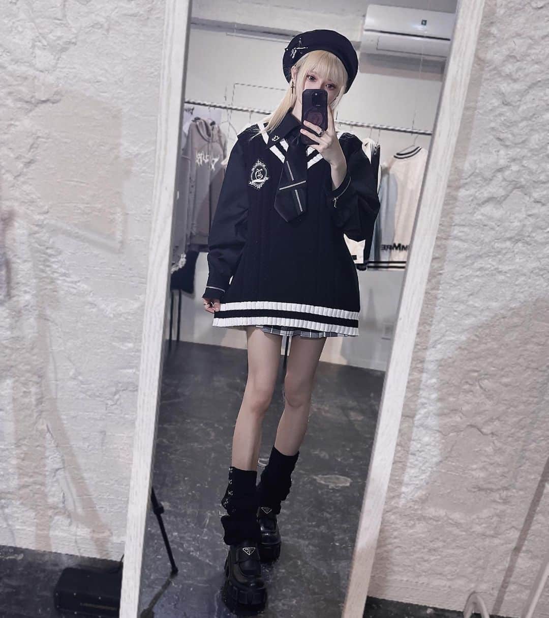 赤木クロのインスタグラム：「Dimmoireさんの展示会でした♡新作きゃわ  #japanesegirl #日本  #일본여자 #코스프레 #그라비아 #角色扮演遊戲　#jfashion #harajukustyle #blackcode #dimmoire #原宿ファッション #punkgirl」