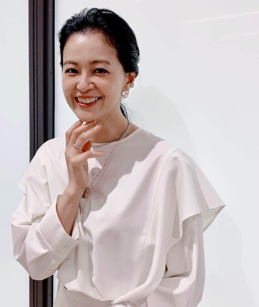 黒谷友香のインスタグラム：「皆さん、こんばんは😊 今日はともねぇ、長崎にいました！  2021年8月に公開された主演映画 「祈り －幻に長崎を想う刻－」の上映イベントが、 長崎県の川棚町であり、沢山の方々が観にいらしてくださいました。本当にありがとうございました😌  この映画は、戦争と原爆の悲惨さを描き、 平和への強い願いが込められた作品です。  3年前、川棚町で行われた映画の撮影にも参加して、 出演してくれた子供達も会場に来てくれました！ 会えて嬉しかったです。 本当にありがとうございました☺️  #ralphlauren#poloralphlauren#乗馬#馬#東京 #tokyo#sdgs#映画#長崎#幻に長崎を想う刻#着物#きもの#ハーブ#地球温暖化#ガーデニング#LOVOT #ラボット#diy#日本#日産 #nissan#EV#日産ariya#ai#大鵬薬品工業#バップフォーレディ#エビス#プレミアムケアハブラシ#いち瑠#黒谷友香」
