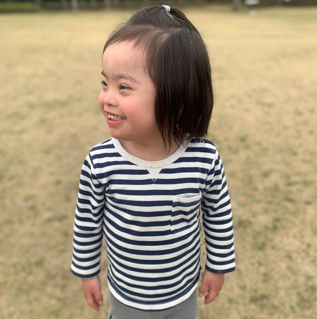 桜田聖子さんのインスタグラム写真 - (桜田聖子Instagram)「３月２１日、今日は『世界ダウン症の日』✨  もうね、説明とか何も要らない、この笑顔を見れば、ダウン症候群が決してネガティブな人生ではないという事、幸せいっぱいに生きているということ❣️  もちろん、成長に遅れは確実にあるけど、遅れているという物差しは、私達、健常者の物差しで見るから遅れているだけで、ダウン症候群のペースでちゃんと成長しているんだよね😊  成長の遅れより何より、ダウン症候群をもった人達の、周りをhappyにする力は本当に素晴らしいと思います✨  これからも、彼らしく彼のペースで幸せな人生を歩み続け、きっと多くの人が、彼から幸せを受け取ることと思います💕  これからも、輝馬を通して、ダウン症候群の事を知ってもらえる様、私なりに発信していきます❣️  #downsyndrome #specialneeds #trisomy21 #ダウン症 #ダウン症候群 #トリソミー21 #4歳1ヶ月 #成長記録 #生まれてきてくれてありがとう  #心室中隔欠損症  #男の子ママ  #男の子 #boy #ダウン症ボーイ #trisomy21boy #世界ダウン症の日  #世界ダウン症の日2023」3月21日 18時41分 - seikosakurada