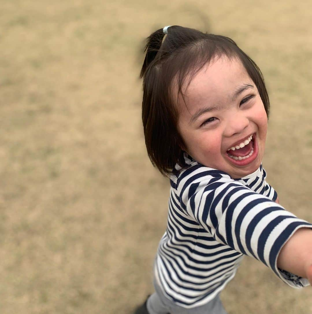 桜田聖子さんのインスタグラム写真 - (桜田聖子Instagram)「３月２１日、今日は『世界ダウン症の日』✨  もうね、説明とか何も要らない、この笑顔を見れば、ダウン症候群が決してネガティブな人生ではないという事、幸せいっぱいに生きているということ❣️  もちろん、成長に遅れは確実にあるけど、遅れているという物差しは、私達、健常者の物差しで見るから遅れているだけで、ダウン症候群のペースでちゃんと成長しているんだよね😊  成長の遅れより何より、ダウン症候群をもった人達の、周りをhappyにする力は本当に素晴らしいと思います✨  これからも、彼らしく彼のペースで幸せな人生を歩み続け、きっと多くの人が、彼から幸せを受け取ることと思います💕  これからも、輝馬を通して、ダウン症候群の事を知ってもらえる様、私なりに発信していきます❣️  #downsyndrome #specialneeds #trisomy21 #ダウン症 #ダウン症候群 #トリソミー21 #4歳1ヶ月 #成長記録 #生まれてきてくれてありがとう  #心室中隔欠損症  #男の子ママ  #男の子 #boy #ダウン症ボーイ #trisomy21boy #世界ダウン症の日  #世界ダウン症の日2023」3月21日 18時41分 - seikosakurada