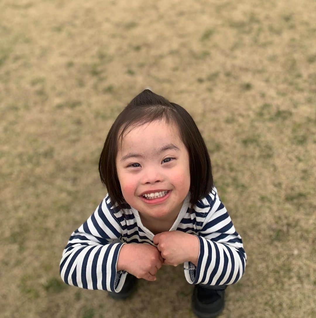 桜田聖子さんのインスタグラム写真 - (桜田聖子Instagram)「３月２１日、今日は『世界ダウン症の日』✨  もうね、説明とか何も要らない、この笑顔を見れば、ダウン症候群が決してネガティブな人生ではないという事、幸せいっぱいに生きているということ❣️  もちろん、成長に遅れは確実にあるけど、遅れているという物差しは、私達、健常者の物差しで見るから遅れているだけで、ダウン症候群のペースでちゃんと成長しているんだよね😊  成長の遅れより何より、ダウン症候群をもった人達の、周りをhappyにする力は本当に素晴らしいと思います✨  これからも、彼らしく彼のペースで幸せな人生を歩み続け、きっと多くの人が、彼から幸せを受け取ることと思います💕  これからも、輝馬を通して、ダウン症候群の事を知ってもらえる様、私なりに発信していきます❣️  #downsyndrome #specialneeds #trisomy21 #ダウン症 #ダウン症候群 #トリソミー21 #4歳1ヶ月 #成長記録 #生まれてきてくれてありがとう  #心室中隔欠損症  #男の子ママ  #男の子 #boy #ダウン症ボーイ #trisomy21boy #世界ダウン症の日  #世界ダウン症の日2023」3月21日 18時41分 - seikosakurada