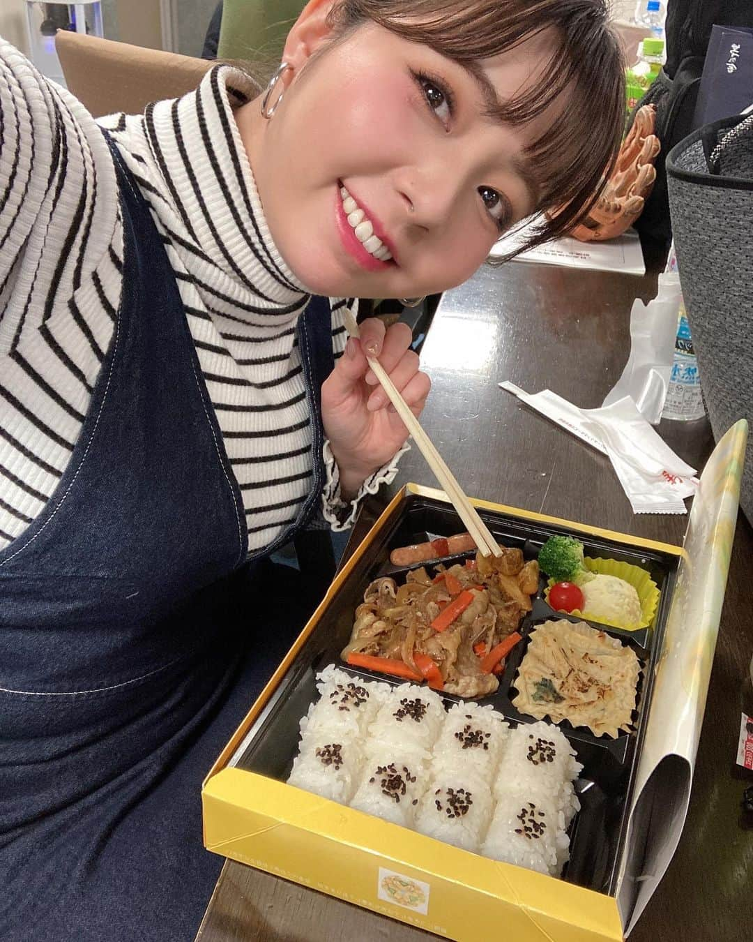 前田まみのインスタグラム：「3/21新喜劇記念日。 今日から、復帰させていただきます。 療養中はご心配、ご迷惑をおかけし申し訳ございませんでした🙇‍♀️  すちの丞一座、寛平GMプロデュース公演ツアー愛媛広島公演の休演、、本当に申し訳なさと、悔しさでいっぱいでした、、。 本当にすみません😢  今日から、また！！一つ一つのお仕事を大切に、がんばっていきますので、宜しくお願い致します。  寛平GMから差し入れでいただいたお弁当が、嬉しくて、美味しくて、身に染みました。 泣きそうでした。 ありがとうございます。  今日は、吉本新喜劇の新座長も誕生するそうです👑  私は！ネタバトル最終決戦✨🥇🏆✨ 花月高校野球部⚾️で、優勝目指します🔥🔥   #吉本新喜劇  #よしもと新喜劇  #新喜劇  #新喜劇記念日  #新喜劇新座長  #ネタバトル最終決戦  #花月高校野球部」