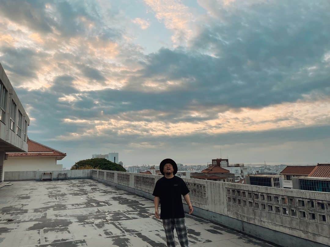 HIPPYのインスタグラム：「夕空の下 沖縄 首里高校  人から人へ 繋がるご縁を朗らかに！そして 届いた方の心の燃料になりますように  FUN OKINAWAのみなさん ライブ会場でお逢いしたみなさん 浦添高校、首里高校のみなさん 出逢ってくれてありがとう」