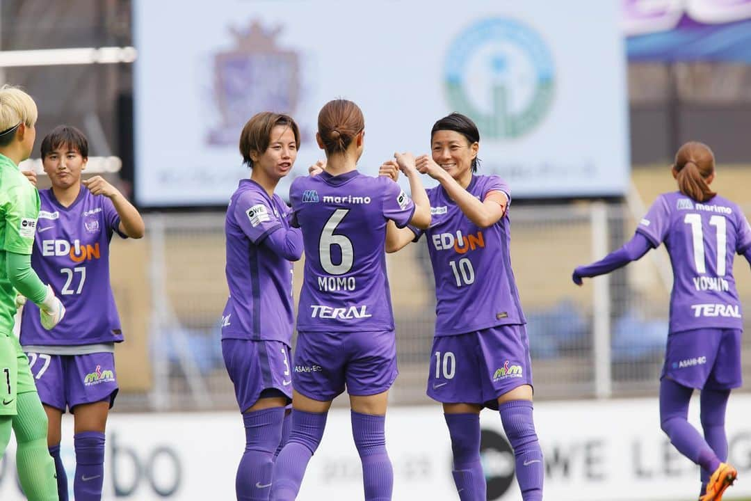 近賀ゆかりのインスタグラム：「Yogibo WE League 9  HOME game day!!!!!!!!! 🆚 @albirex_niigata_ladies  ⏰ 13:00 kick off 🏟 広島広域公園第一球技場  #weリーグ  #サンフレッチェ広島レジーナ  #サンフレファミリー #共鳴」