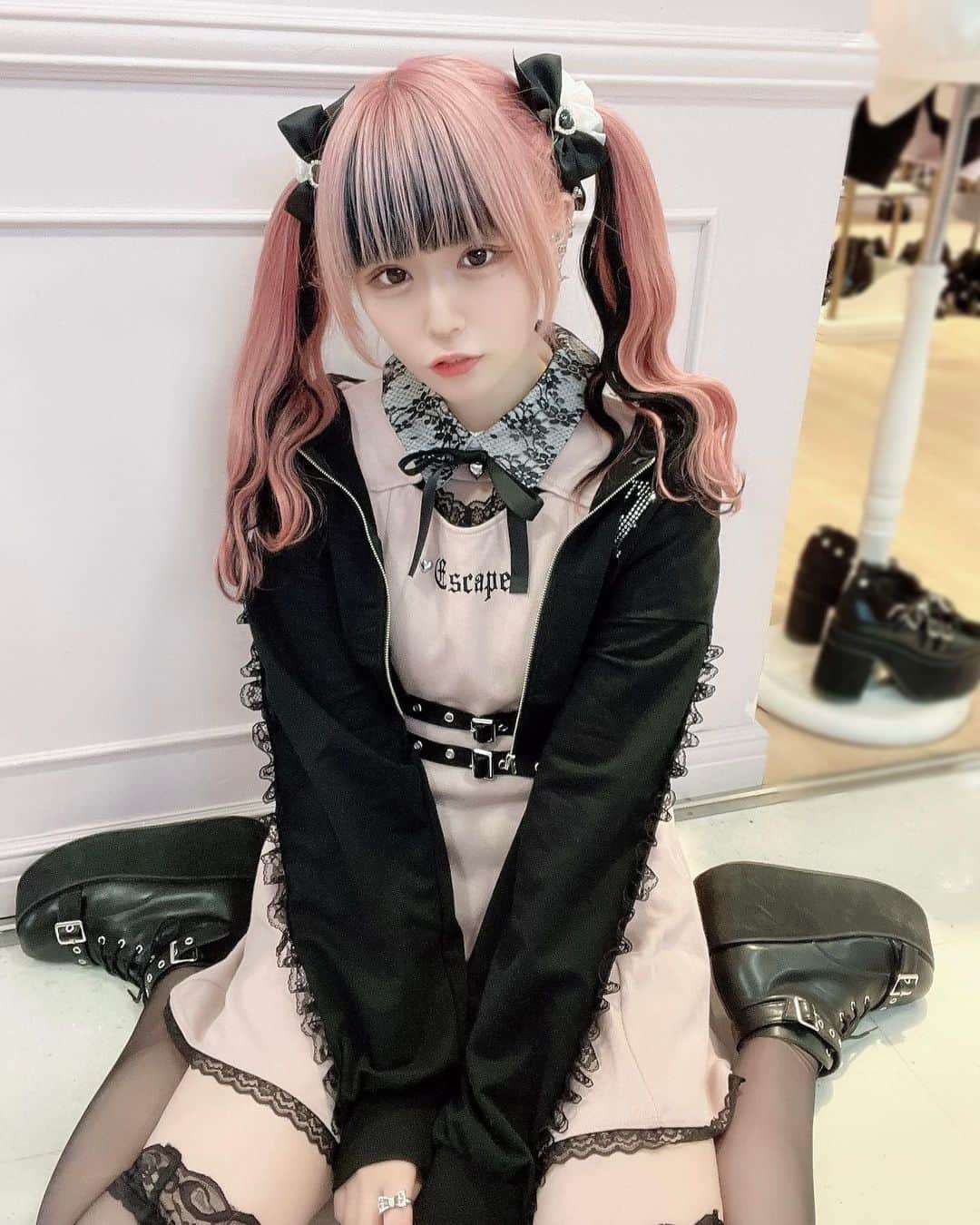 のインスタグラム：「ㅤㅤㅤㅤㅤㅤㅤㅤㅤㅤㅤㅤㅤㅤㅤㅤㅤㅤㅤㅤㅤㅤㅤㅤㅤㅤ どこの現場にもこういうオタク1人はいそう😾🖤 さきもオタクしたいな〜〜みんなの推しおしえて！ ㅤㅤㅤㅤㅤㅤㅤㅤㅤㅤㅤㅤㅤ #ankrouge #アンクルージュ #ラフォーレ原宿 #原宿 #地雷系女子 #地雷 #地雷女子 #地雷メイク #隠しきれないヲタク #量産型ヲタク #量産型 #ピンクヘアー #ピンク髪 #派手髪 #ツインテール #参戦服 #春服コーデ #自撮り界隈 #いいね返し #自発ください #アパレル店員 #ootd #japanesegirl #instafashion #l4l」