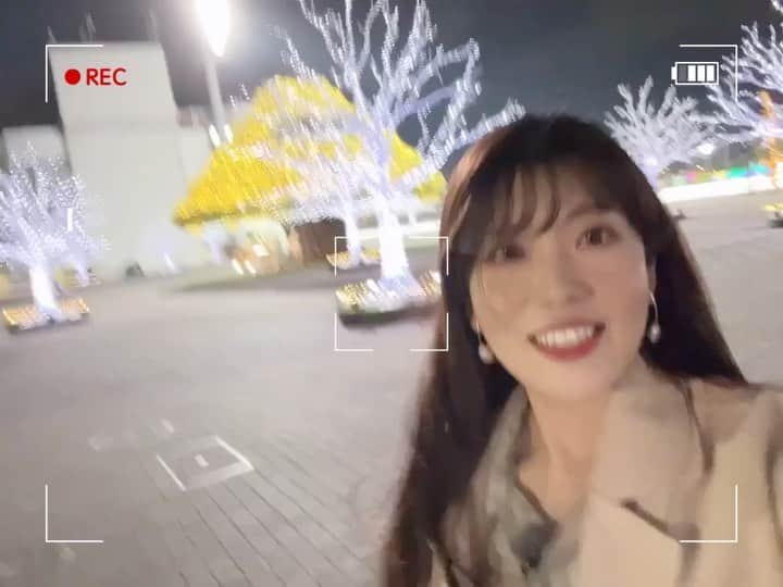 飯野詩帆のインスタグラム：「昨日は夜の撮影でした🌝 風がすごい…  そして今日は朝から浦和競馬です🐴 メインレースは「春光特別」。 今日はもしかしたら東京で桜が満開になるかも…とのことなので、レース名にぴったりな1日になりそうですね🌸  お花見しながらご覧ください🍡  #写真は夜の大井競馬場 #メガイルミ #今日は #浦和競馬 #浦和競馬場 #春光特別 #馬も桜も #🌸 #🐴」