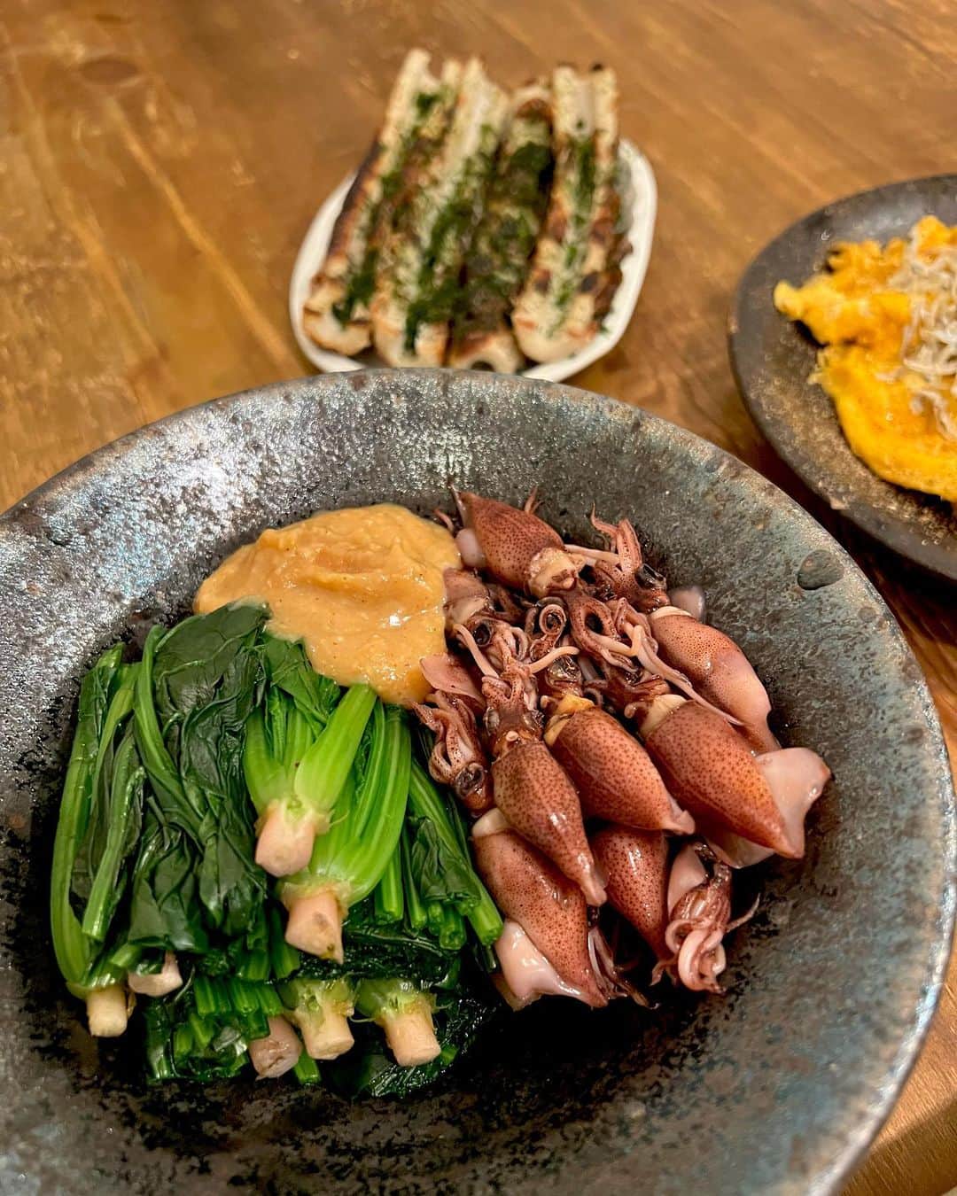 椎名美月さんのインスタグラム写真 - (椎名美月Instagram)「・ 何が、食べたい、作りたい。のか 分からない時は、自分の体調を聞いて、 料理を考えたりします🙋🏻‍♀️ そんな昨日は、鉄分不足なのでレバーやほうれん草を摂りました！  ・鶏レバー煮付け ・帆立とブロッコリーのガーリック炒め ・鶏レバーの豆板醤和え ・ホタルイカ酢味噌 ・たまごじゃこのせ ・ちくわ磯辺焼き  鶏レバー生姜醤油和えは、袋にレバー、日本酒を入れて 沸騰した鍋に蓋をして1時間以上漬け込む。 低温調理でとろっとしたレバーが美味しい。 タレは、豆板醤、醤油、お酢、胡麻油、おろし生姜。 美味しくできたー！これはまた作ろう😊  そして、日本酒は、亀齢と山川光男。 今回はなんて書いてあるのかなぁーと、 見るのを楽しみにしている🥰  #ミツキご飯 #お家ご飯 #山川光男」3月21日 9時55分 - mitsuki__shiina