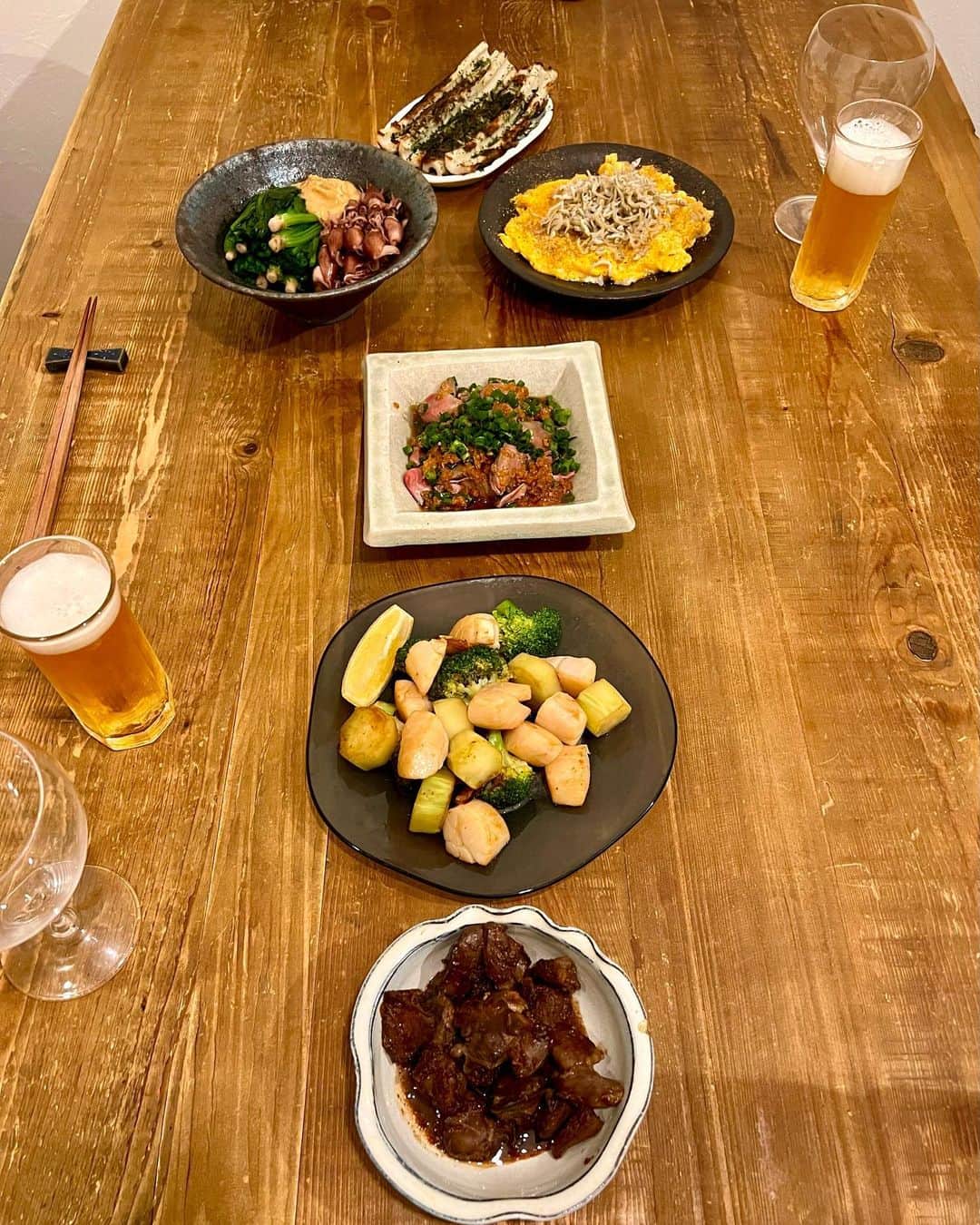 椎名美月さんのインスタグラム写真 - (椎名美月Instagram)「・ 何が、食べたい、作りたい。のか 分からない時は、自分の体調を聞いて、 料理を考えたりします🙋🏻‍♀️ そんな昨日は、鉄分不足なのでレバーやほうれん草を摂りました！  ・鶏レバー煮付け ・帆立とブロッコリーのガーリック炒め ・鶏レバーの豆板醤和え ・ホタルイカ酢味噌 ・たまごじゃこのせ ・ちくわ磯辺焼き  鶏レバー生姜醤油和えは、袋にレバー、日本酒を入れて 沸騰した鍋に蓋をして1時間以上漬け込む。 低温調理でとろっとしたレバーが美味しい。 タレは、豆板醤、醤油、お酢、胡麻油、おろし生姜。 美味しくできたー！これはまた作ろう😊  そして、日本酒は、亀齢と山川光男。 今回はなんて書いてあるのかなぁーと、 見るのを楽しみにしている🥰  #ミツキご飯 #お家ご飯 #山川光男」3月21日 9時55分 - mitsuki__shiina