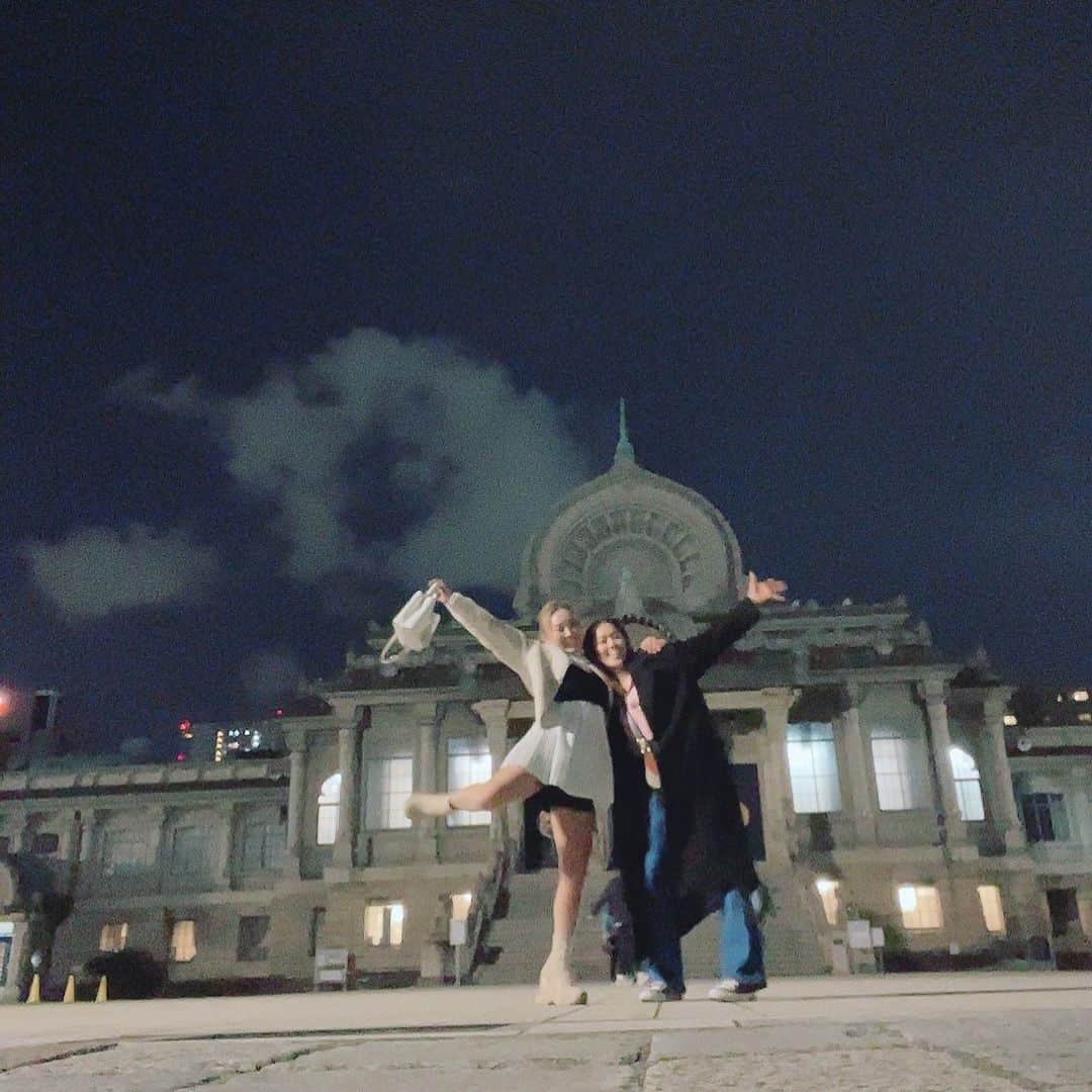 EMYのインスタグラム：「8年ぶり🎀  未熟で気持ちや何もかもが若い頃、ずっと隣で爆笑してあったかい気持ちをたくさんくれたももちゃん🌸  昨日もお互い何も変わらなかった。  情熱を注いで、全てを捧げて、がむしゃらに過ごした時代。  心も身体も毎日、充電切れるまでがんばっていた、大切で貴重な時間、すごかったなぁ🌸  ももちゃんありがとう❣️ LOVE!!」