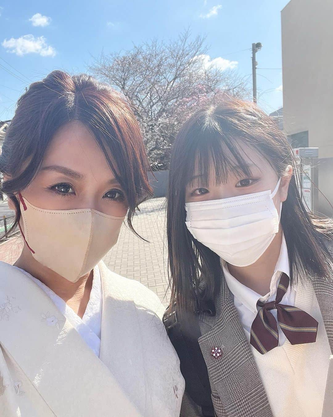 中根麗子のインスタグラム：「麗奈中学卒業おめでとう💗 入学式もオンラインで、学校の行事もなくなったり、可哀想な中学生活を送る時期もあったけど、無事に卒業式が出来て、すごく嬉しく思います。 中学生活は、沢山の楽しい事、嬉しい事、学ぶ事、辛い事があったけど、麗奈の大きな成長になった、中学生活でした。 私も、ママになって、沢山の事を学ぶ年でした。そして、麗奈のお誕生日💗 15歳になりました。麗奈おめでとう💗 もうすぐ、高校生。また新たな生活がスタートするね。楽しみだね💗  15歳、中学卒業本当におめでとう💗 大好きよ💗  私は、お洋服にしようと思ってたんだけど、卒業式に着たい服をすごい探したけど見つけられず。。 訪問着にしました💗 同系色でまとめて、ピンクをポイントにしました。お洋服でも、訪問着でも、刺繍が大好き💗  また、すぐ入学式お洋服探さなきゃ。。 私は、スカート派だから、なかなかないんだよなぁ。。 しかも、フォーマルも少ないし。。😭 見つかるといいなぁ。  #中学生 #卒業式 #卒業式ママコーデ  #訪問着 #15歳 #キルフェボン #ケーキ」