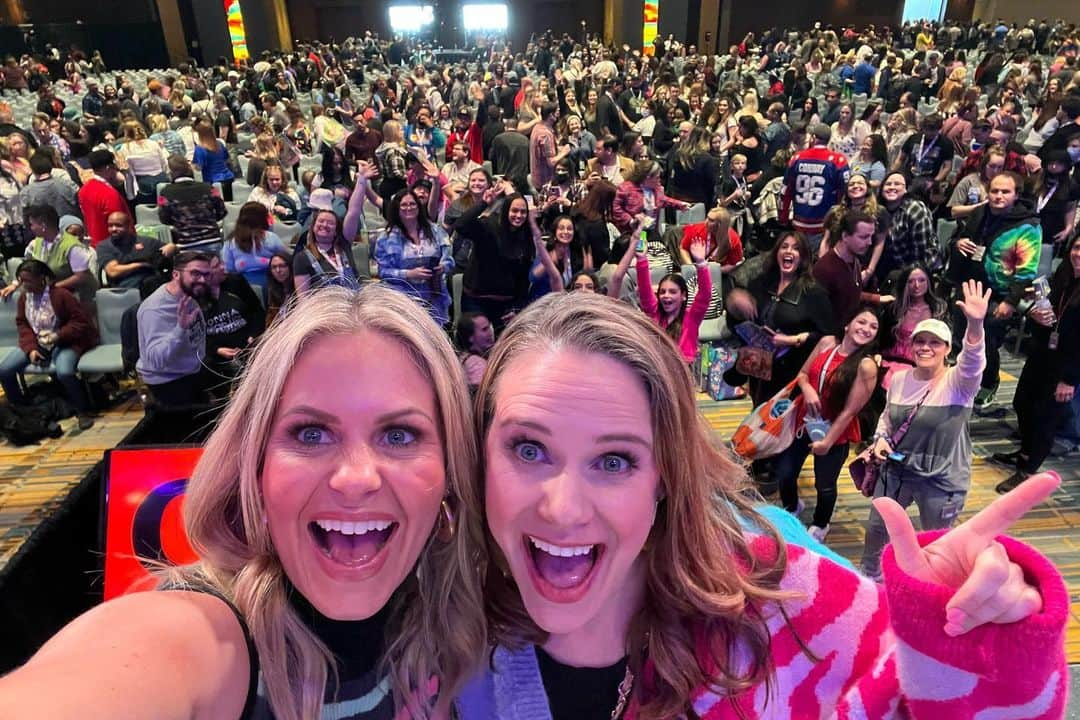 アンドリア・バーバーさんのインスタグラム写真 - (アンドリア・バーバーInstagram)「We flew home today with full hearts after our super dope 90s Con weekend in Hartford, CT!  Thank you to each and every one of you who waited in very long lines to share with us how much Full House meant to you growing up - we love you so much! 💞 Bravo to @thats4ent for putting on such a rad event! 👏🏻」3月21日 10時05分 - andreabarber