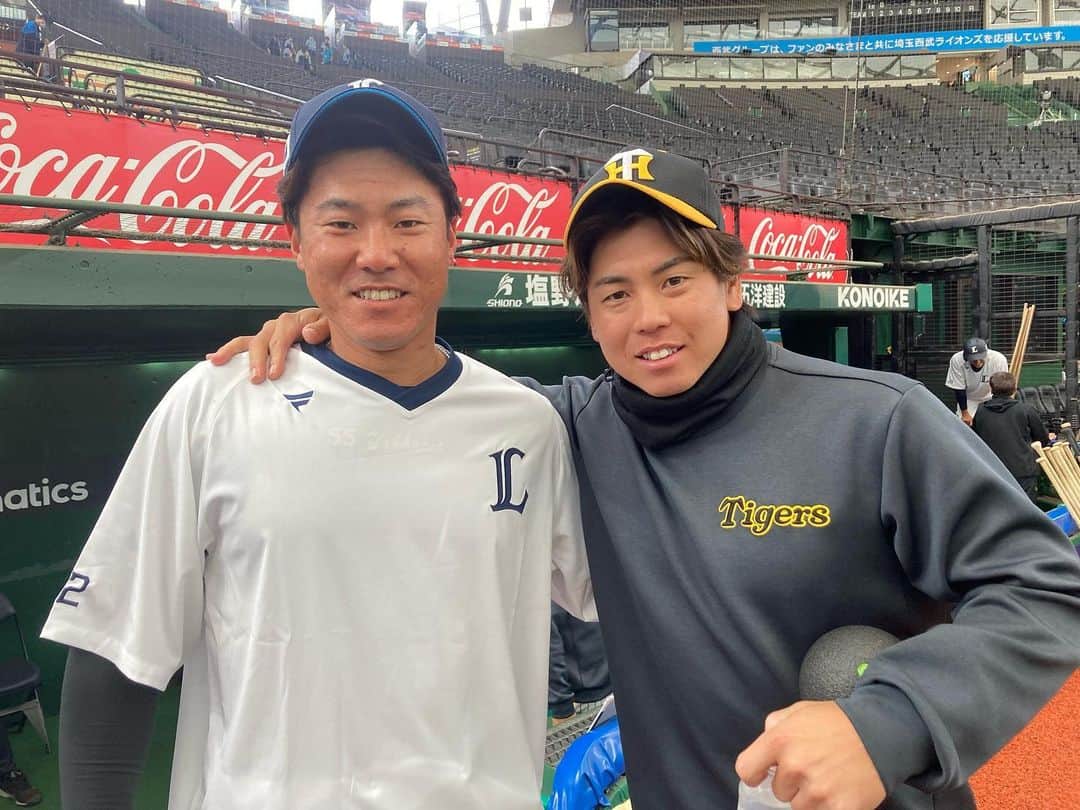 のインスタグラム：「今日はベルーナドームで埼玉西武ライオンズとのオープン戦！練習前に#陽川尚将 選手が挨拶に来てくれました！同級生の梅野選手と📸 #埼玉西武ライオンズ #陽川尚将 選手 #阪神タイガース #梅野隆太郎 選手 #ARE」