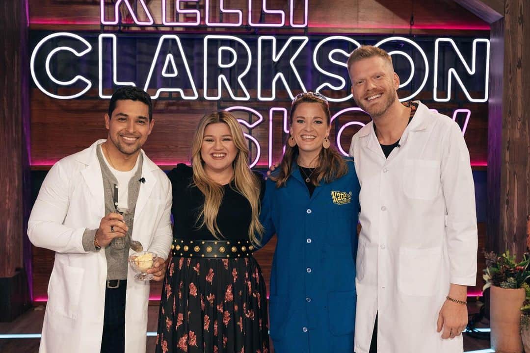ウィルマー・バルデラマのインスタグラム：「What a great day with the sweetest @kellyclarkson! And thank you to @kellyclarksonshow for an amazing day!! Who caught the show!?」