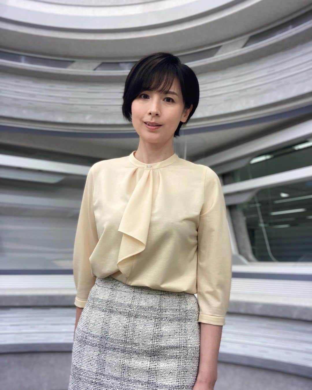 野村真季のインスタグラム：「ANNニュース #着用衣装  先週分、アップします！  1〜4枚目 3/16 昼ニュース  5〜7枚目 3/17 昼ニュース  #テレビ朝日 #アナウンサー #アナウンサー衣装 #ootd #40代コーデ #40代ファッション #50代ファッション #大人コーデ #大人ファッション  #野村真季」