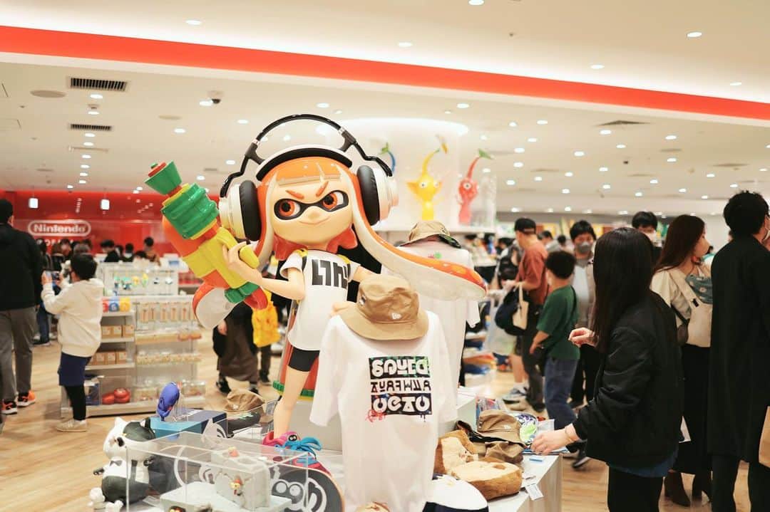 きなこのインスタグラム：「卒業式で学校が休みだった息子と大阪のニンテンドーショップに行ってきました。平日だと整理券なしで入店できるように。レジの待ち列もほとんどなく、欲しかったスプラグッズを無事買えました🦑♡ （今も土日祝は整理券が必要で、開店10時前なら大丸一階外の"水の時計"前、10時以降なら大丸13階ニンテンドーショップ前で整理券がもらえます🙌）  ちなみにニンテンドーショップでスプラのアミーボは完売してたけど、隣のヨドバシカメラに行ったらスプラ3のアミーボがいっぱい売ってた✨スプラカラーのプロコンもいっぱいあったよ👀✨」