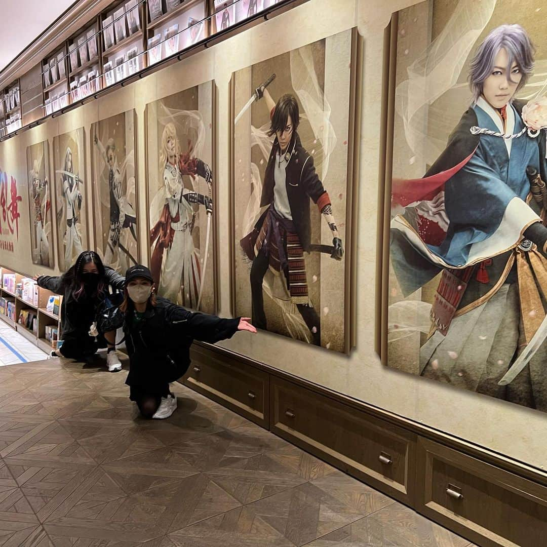 瀬戸かずやさんのインスタグラム写真 - (瀬戸かずやInstagram)「⁡ ⁡ 舞台『刀剣乱舞』禺伝 矛盾源氏物語 ⁡ 思い出投稿④ ⁡ ⁡ 大千穐楽から早いもので1ヶ月が経ってしまいましたね。。。 私、振り返りのスピード遅すぎですね笑 ⁡ そうそう、ただ今！ 千秋楽2/19公演のアーカイブ配信を 4/14までしていますので、ご覧になった方も、 まだ見ていない方も是非この機会に見ていただきたいです！！ ⁡ ⁡ 源氏物語がテーマであった今回の作品。 その中で光源氏を演じる事に初めはプレッシャーもあったのですが、蓋を開けてみれば ただの光源氏ではなかった、、、 ⁡ とにかく役を掴むまで、作品を理解するまでに 時間がかかり、沢山悩みました。 でも、必死に生き抜いた日々はとても良い経験となりました！！ ⁡ 今週24日に開催する、東京會舘でのトークライブでもこの辺りの事を色々お話出来たらと思ってます！！！ ⁡ それと昨日は 同期のしゅうちゃんと一緒に SHIBUYA TSUTAYAさんで開催中の 禺伝コラボカフェにお邪魔して来ました！ ⁡ 禺伝の世界に包まれたカフェ✨にテンションあがり、時折り流れてくるオープニングの曲に合わせ 自然と身体が踊り出してしまったのですが、 しゅうちゃんに止められました笑 ⁡ もちろん！ ちゃんと光源氏茶漬けをいただきましたよ！ しゅうちゃんとも話が尽きず楽しい時間でした！ ⁡ ⁡ あきら ⁡ ⁡ #舞台刀剣乱舞 #禺伝矛盾源氏物語 ⁡ #SHIBUYATSUTAYA #コラボカフェ ⁡ #3/24 #東京會舘にて #トーク&ライブ #皆様に会えるの楽しみだ！！」3月21日 10時59分 - kazuya.seto_akira