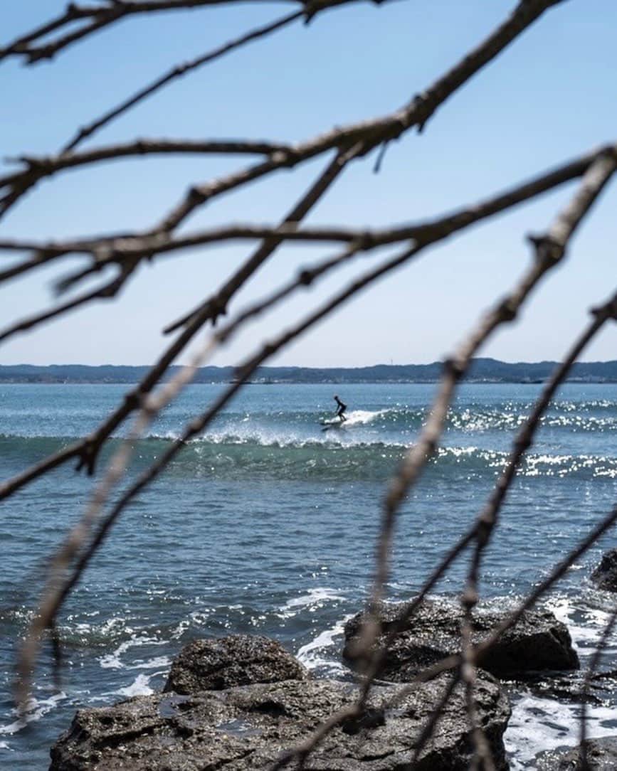 土井地恵理子さんのインスタグラム写真 - (土井地恵理子Instagram)「3人で貸切surf Luckyなweekend🤞🏻  最初はなかなか波を掴めず、乗れず、、w その後風も変わって 波も掴めて 戯れた◡̈  流動的な自然に 自分を合わせていくって 色んなことにも繋がってて もっと広い視野とか感覚を持ちたいって 思うのです。  枠に囚われがちな私には 大切なこと🤔  #surf #surfin」3月21日 11時17分 - ericodoiji