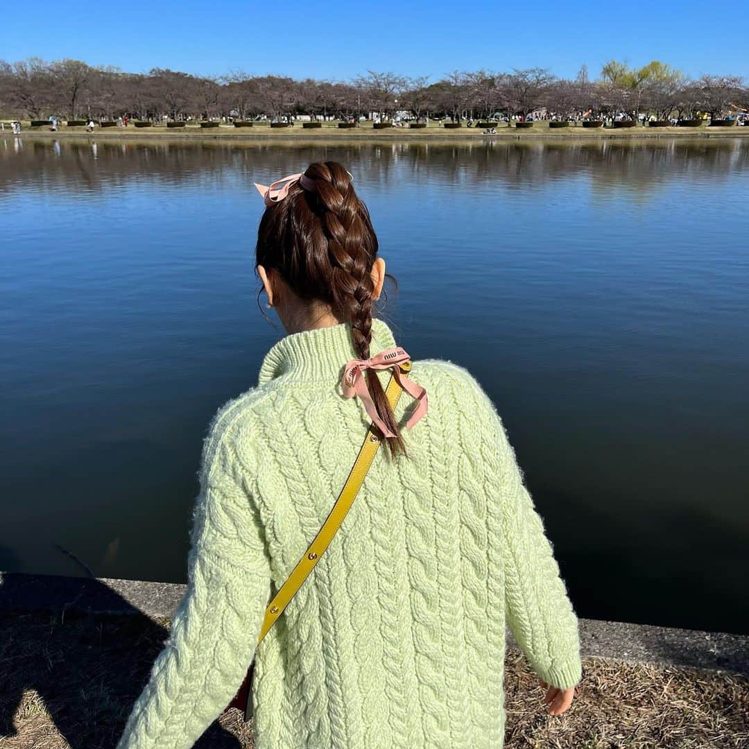 ひよんのインスタグラム：「🎀💚  この前のコーデ🤍  カーディガン @ronhermanstore  パンツ @zara  バッグ @marni  スニーカー @celine   カーディガンの中は @grl_official の 白ロンT着てたよ☺️  ヘアーは高い位置でポニーテールして三つ編み💇🏻‍♀️ miumiuのショップリボンつけた🤣  #ひよん #ひよんコーデ #ヘアアレンジ」