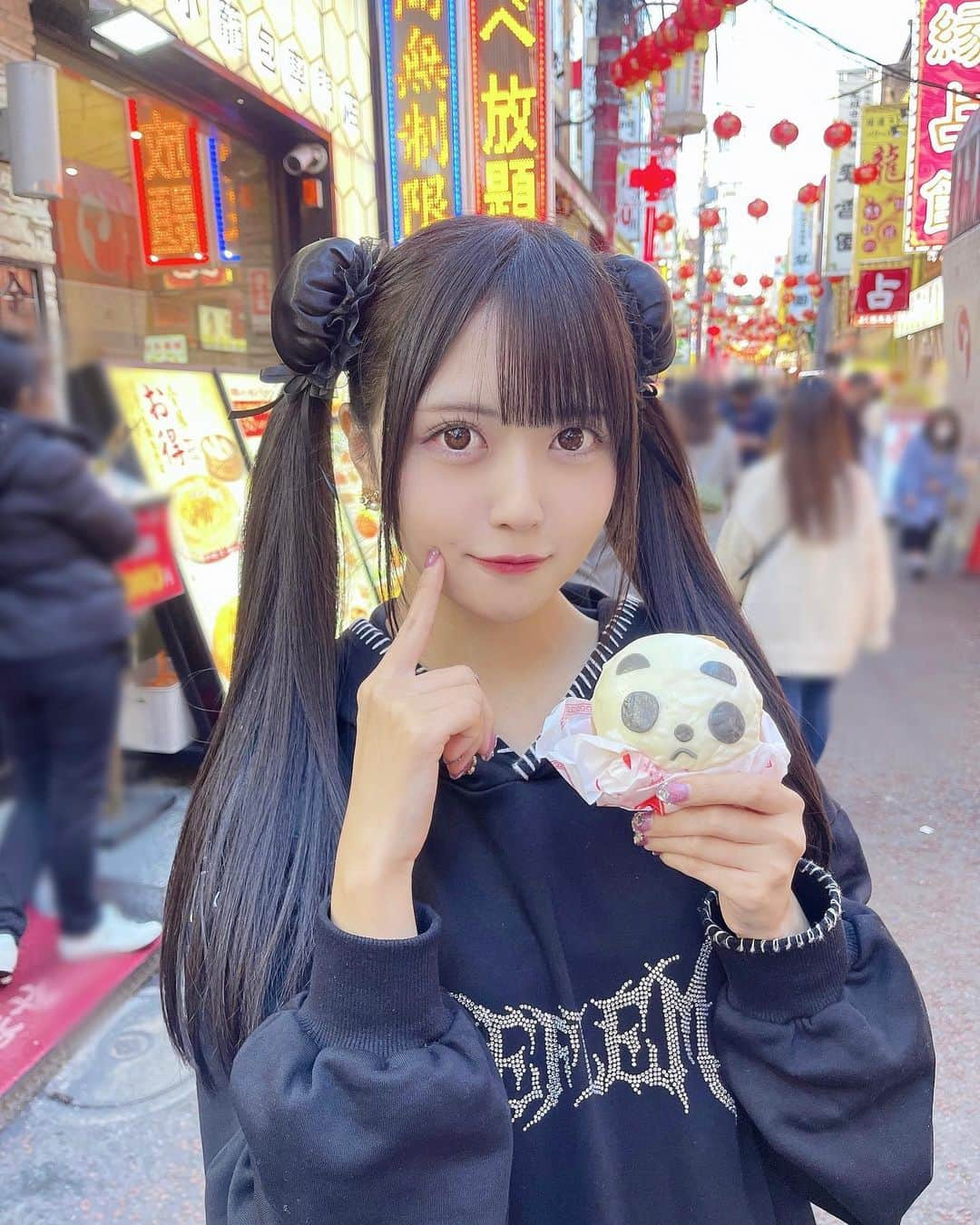 椎名音心さんのインスタグラム写真 - (椎名音心Instagram)「・ 中華街行ってきた🥟 パンダまんめちゃくちゃ並んだ ネェコも中華街でパンダまん売る仕事したい🐼 ・ ・ ・ #中華街 #中華街食べ歩き #チャイナドレス #チャイナ #チャイナ服 #ツインテール #2次元 #二次元 #萌え #地雷系女子 #地雷 #地雷コーデ #サブカル女子 #サブカルファッション #サブカル地雷 #コンカフェ #地下アイドル #ไอดอล #reflem #インスタ映え #インスタ映えスポット #パンダ #お団子ヘア #お団子」3月21日 11時22分 - mm__neko225