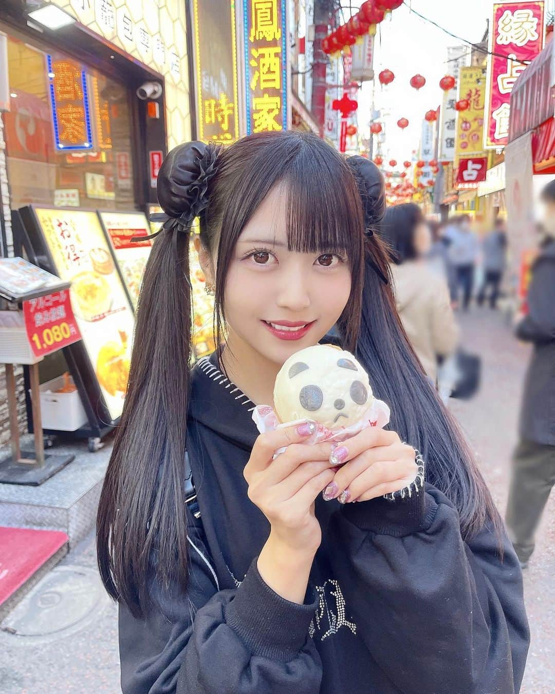 椎名音心のインスタグラム：「・ 中華街行ってきた🥟 パンダまんめちゃくちゃ並んだ ネェコも中華街でパンダまん売る仕事したい🐼 ・ ・ ・ #中華街 #中華街食べ歩き #チャイナドレス #チャイナ #チャイナ服 #ツインテール #2次元 #二次元 #萌え #地雷系女子 #地雷 #地雷コーデ #サブカル女子 #サブカルファッション #サブカル地雷 #コンカフェ #地下アイドル #ไอดอล #reflem #インスタ映え #インスタ映えスポット #パンダ #お団子ヘア #お団子」