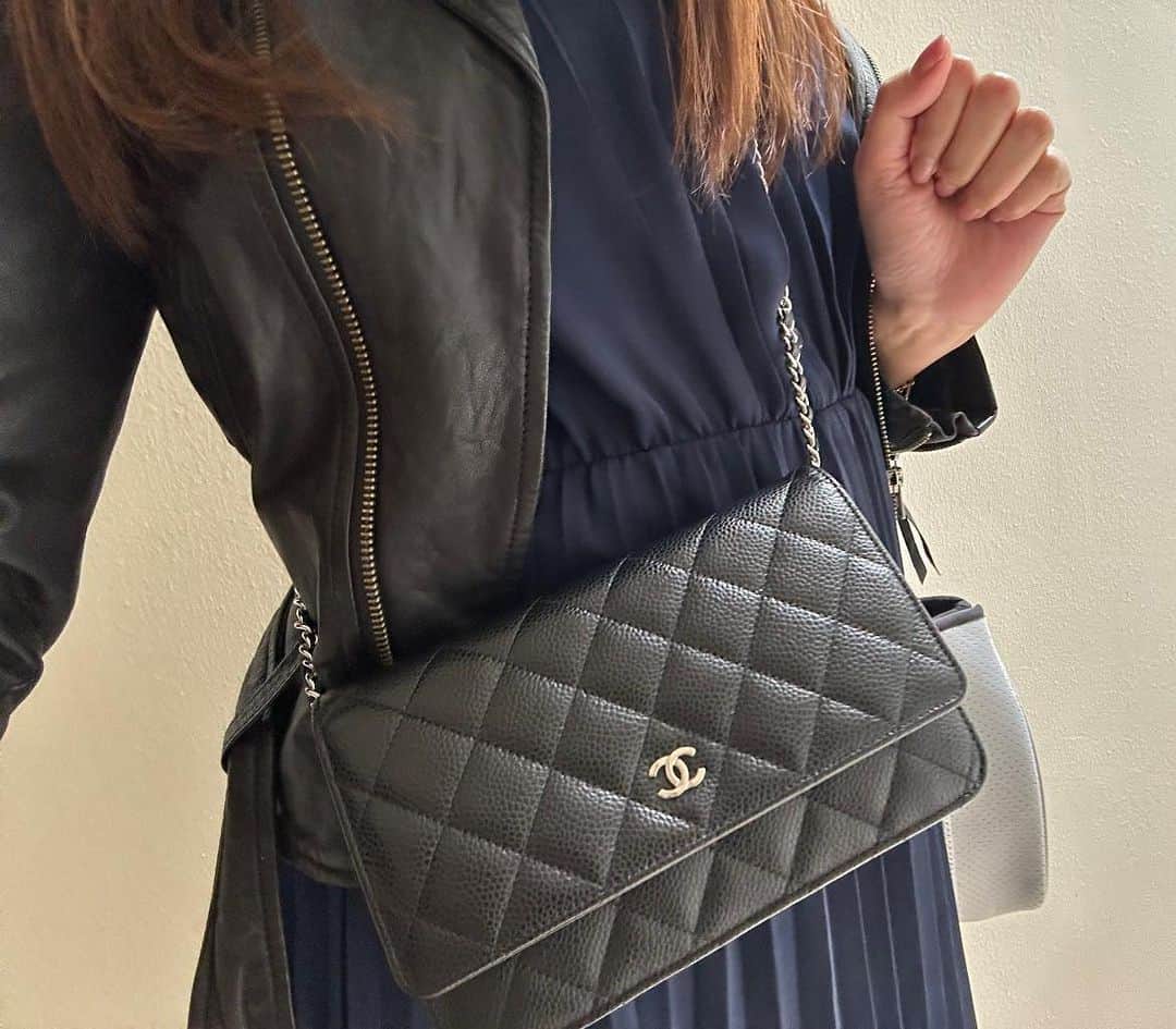 のインスタグラム：「3月21日は天赦日、一粒万倍、寅の日、先勝が重なるすごい日らしい✨  さらに春分の日✨この日を境に運気も切り替わるらしい✨  ちなみに、一粒万倍の日に新しい財布をおろすと運気があがるらしい。  正直興味なかったけど、 1月は脳卒中が増えるとか、30代女性はホルモンバランス崩れて厄が多いと同じで  季節や年齢や肉体の変化の統計学なのかなということで、 今年はあまりに落ち込むことが多いので、 メンタル保護と、自分へのお祝いをかねて ついに貯めていた貯金を開放し、憧れのシャネルのチェーンウォレットを購入✨  か、かわいい🥺がんばろ  #シャネル　#シャネルチェーンウォレット　#チェーンウォレット　#一粒万倍日 #CHANEL #chanelchainwallet」