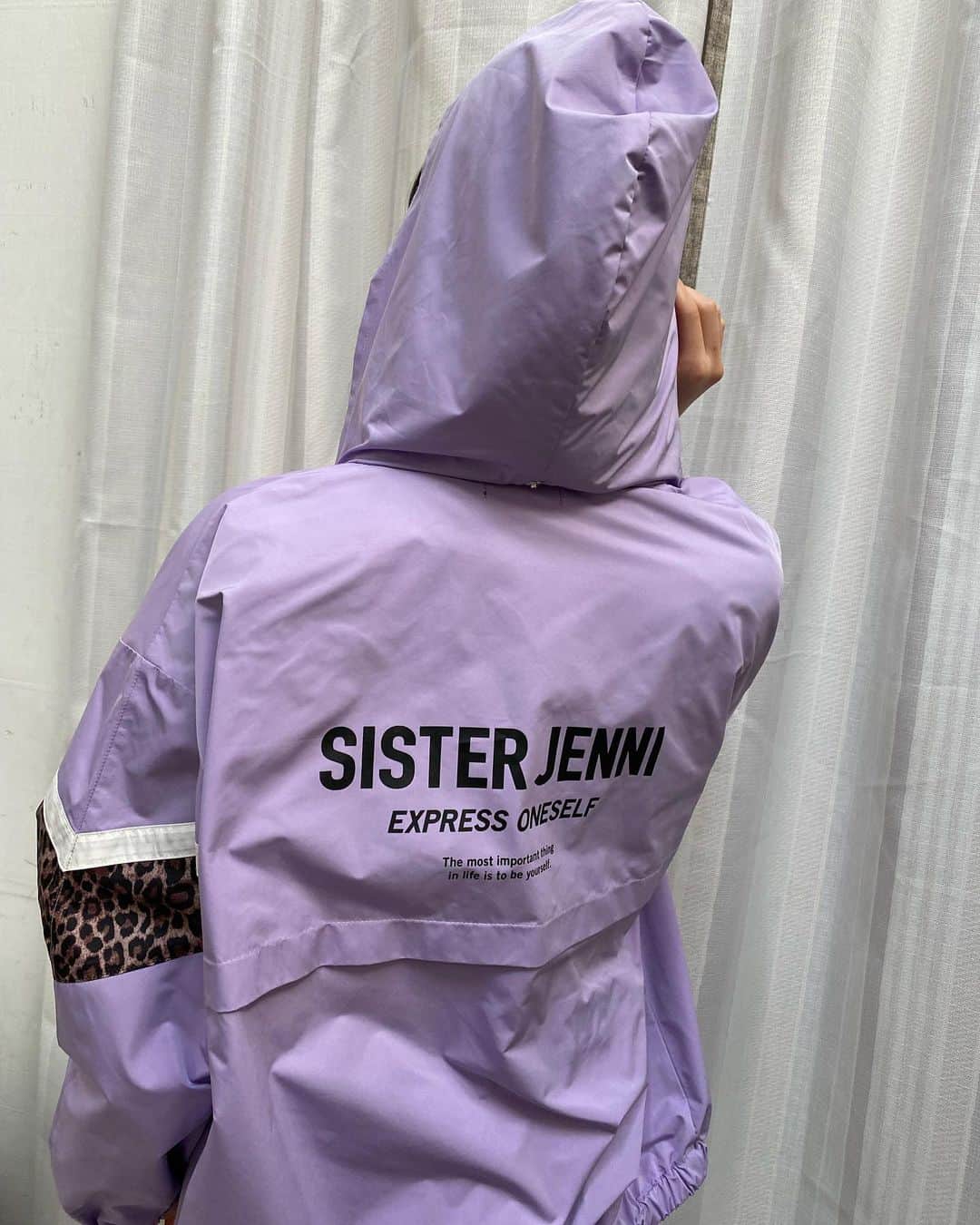シスタージェニィさんのインスタグラム写真 - (シスタージェニィInstagram)「このウィンドブレーカー🐆 袖の切り替えデザインがかっこよくてスキ…❤︎ フードが収納できてスゴイ❤︎❤︎ …の写真です。  発売のたびに人気のウィブレ✨ サイズがあるうちにチェックしてね  #sisterjenni #シスタージェニィ  #川口莉奈 #ニコプチ #ユメリナシスター」3月21日 11時37分 - sisterjenni_official