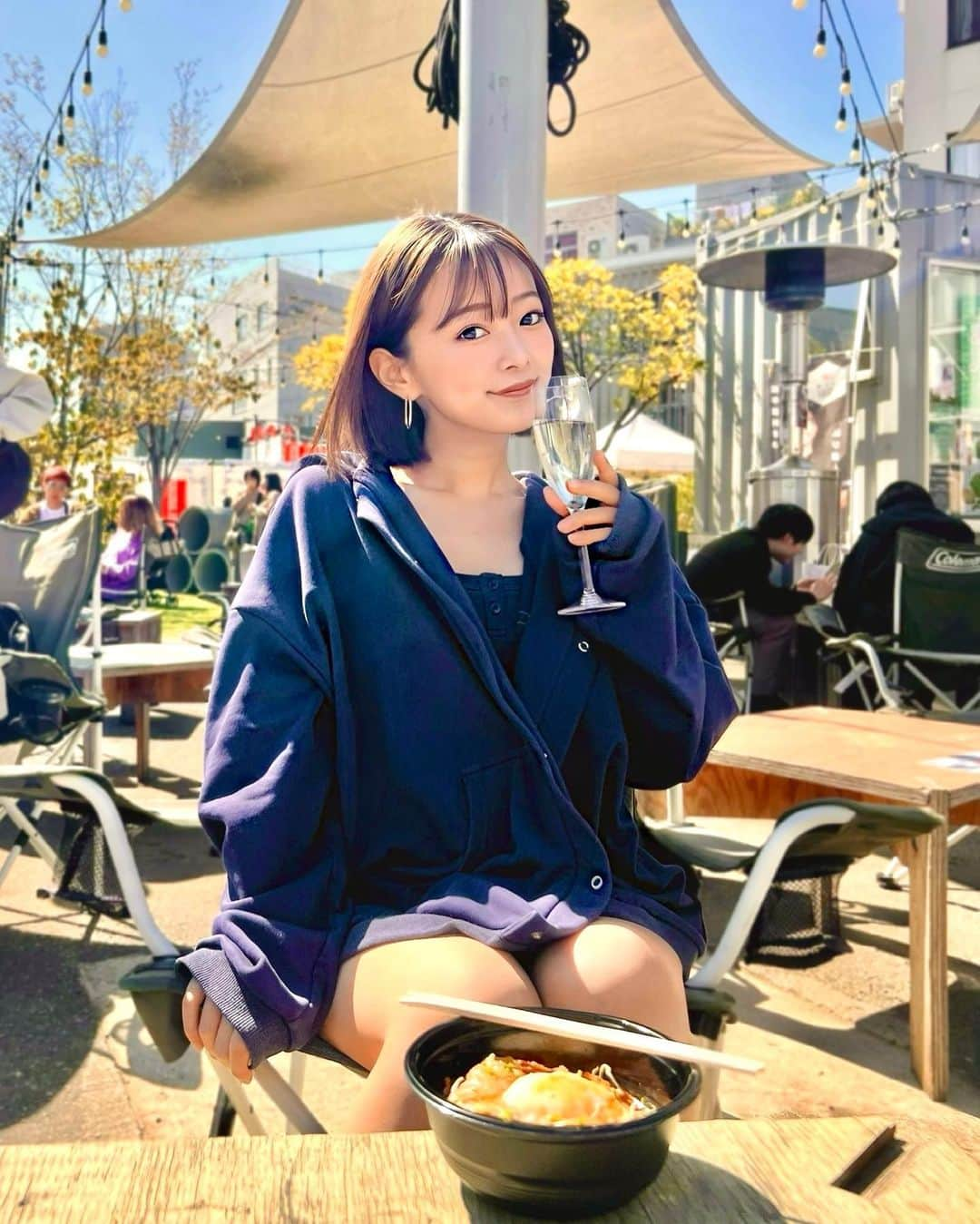 村崎英絵さんのインスタグラム写真 - (村崎英絵Instagram)「ㅤㅤㅤㅤㅤ ぽかぽかー🌞 ずっと気になってたローストビーフ丼を食べに下北に行ってきた♡ サウナは入ってないけどサウナ飯らしい⁉︎🧖🏻‍♀️ 3/21まで食べれるらしいよ！ @momosan0627 の料理だから絶対美味しい🥹 一緒に行った八木さんもローストビーフなかなか食べないらしいけど、このローストビーフはめちゃくちゃ美味しすぎると ずっと絶賛してた😂💗 私のローストビーフ丼ランキング1位です！  久しぶりに八木さんに会えたから たくさん写真撮ってもらった🫶  暖かくて天気も良くて、外でお酒を飲みながら美味しいごはん💗 まったりゆったりできて楽しかった🥹💗 近くをお散歩してお店めぐりも楽しかった🥰 前にも八木さんと代々木からお家までお散歩しながら帰ったことあったなぁー♡ いつも、楽しいお散歩ありがとうございます！ また、ゆっくりお散歩しましょー💗💗  ㅤㅤㅤㅤㅤ お洋服は全部 @figandviper   #サウナ飯 #下北沢グルメ #下北沢ランチ #下北沢 #パーカーコーデ #パーカー」3月21日 11時55分 - hanaemurasaki