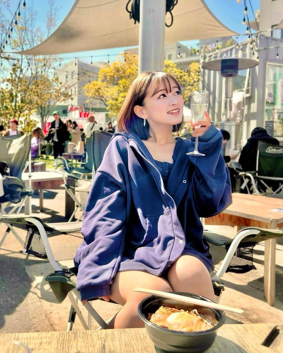 村崎英絵のインスタグラム：「ㅤㅤㅤㅤㅤ ぽかぽかー🌞 ずっと気になってたローストビーフ丼を食べに下北に行ってきた♡ サウナは入ってないけどサウナ飯らしい⁉︎🧖🏻‍♀️ 3/21まで食べれるらしいよ！ @momosan0627 の料理だから絶対美味しい🥹 一緒に行った八木さんもローストビーフなかなか食べないらしいけど、このローストビーフはめちゃくちゃ美味しすぎると ずっと絶賛してた😂💗 私のローストビーフ丼ランキング1位です！  久しぶりに八木さんに会えたから たくさん写真撮ってもらった🫶  暖かくて天気も良くて、外でお酒を飲みながら美味しいごはん💗 まったりゆったりできて楽しかった🥹💗 近くをお散歩してお店めぐりも楽しかった🥰 前にも八木さんと代々木からお家までお散歩しながら帰ったことあったなぁー♡ いつも、楽しいお散歩ありがとうございます！ また、ゆっくりお散歩しましょー💗💗  ㅤㅤㅤㅤㅤ お洋服は全部 @figandviper   #サウナ飯 #下北沢グルメ #下北沢ランチ #下北沢 #パーカーコーデ #パーカー」