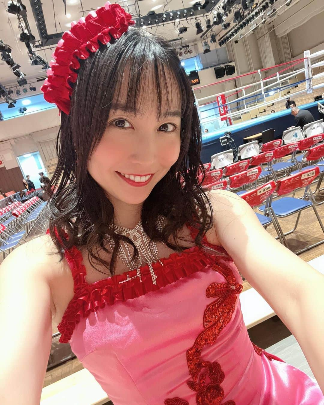 長久梨那のインスタグラム：「． 34歳のラウンドガール🥊  優しく見守ってください🫣💓  #ボクシング #DANGAN #ラウンドガール #リングガール #34歳のラウンドガール #boxing #roundgirl #ringgirl #selfie」