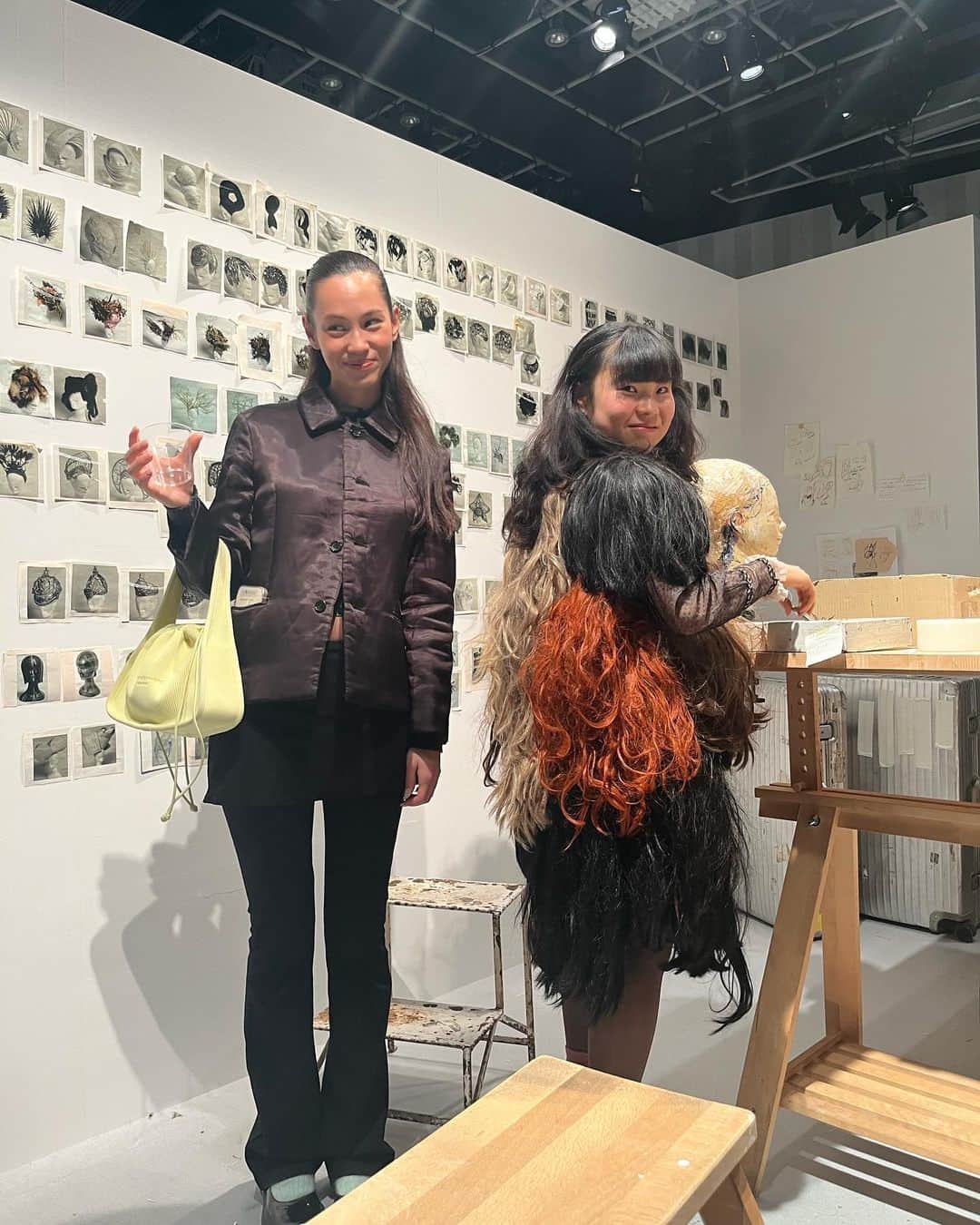 Shun Watanabeさんのインスタグラム写真 - (Shun WatanabeInstagram)「Last night was the night we all finally got to meet Kamo-san, three years after his passing. His creations have always inspired me in my life, and the works we have made together are my precious treasures. I learned the joy of styling from him. I would like everyone to see the overflowing talent of my mentor and friend Katsuya Kamo. The exhibition will be held at Space O Gallery in Omotesando Hills until April 2. Admission is free. Please come and experience Kamo's creativity overflowing with love. In the corner of the reproduction of his atelier, there are many tools and parts that he used, and it seems that Kamo san is still there. I loved the worn-out remoaner trunk. Thank you to the Kamo Family for creating this space! x   昨晩は加茂さんが亡くなってから3年、やっと皆んなで加茂さんに会える夜でした。彼のクリエーションは僕の人生に刺激をいつも与えてくれて、一緒に作ってきた作品は僕の大切な宝物です。僕は加茂さんにスタイリングの楽しさを教えてもらいました。大好きな加茂さんの溢れ出る才能を是非みんなに見てもらいたいです。表参道ヒルズにあるスペースオーというギャラリーで4月2日まで開催されています。入場無料です。是非加茂さんの愛に溢れるクリエイティビティの数々を体験してみてください。彼のアトリエを再現したコーナーはごちゃごちゃと彼の使ってた数々の道具やパーツが置いてあり、そこに加茂さんが今でもいるようだった。使い古したリモアのトランクがとても愛おしかった。この空間を作ってくれたKamo Familyの皆さんありがとうございました！ #katsuyakamo #kamohead」3月21日 11時59分 - shun_watanabe
