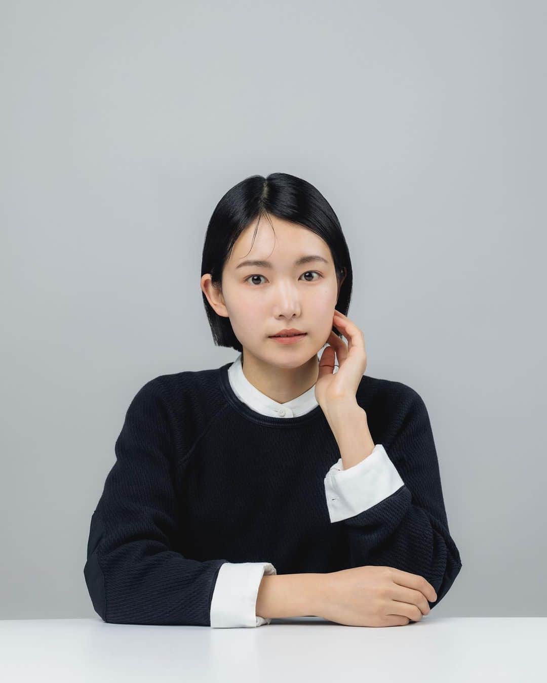 のインスタグラム：「お知らせ🌱  この度、『とおまわり』という新たなプロジェクトを立ち上げました。 詳しくは2枚目に。  アカウントはこちら。 フォローしていただけると嬉しいです😌 @tomawari.ig   YouTubeもやっていくので『とおまわり』プロフィールリンクからどうぞ。  - - - - - - - - - - - - - - -  立ち上げにあたって、撮り下ろしていただいたプロフィール写真。ありがとうございました！  📸 @maroooooonn  💄 @_yuc.12   - - - - - - - - - - - - - - -   #とおまわり #遠回り #お知らせ #よろしくお願いします」