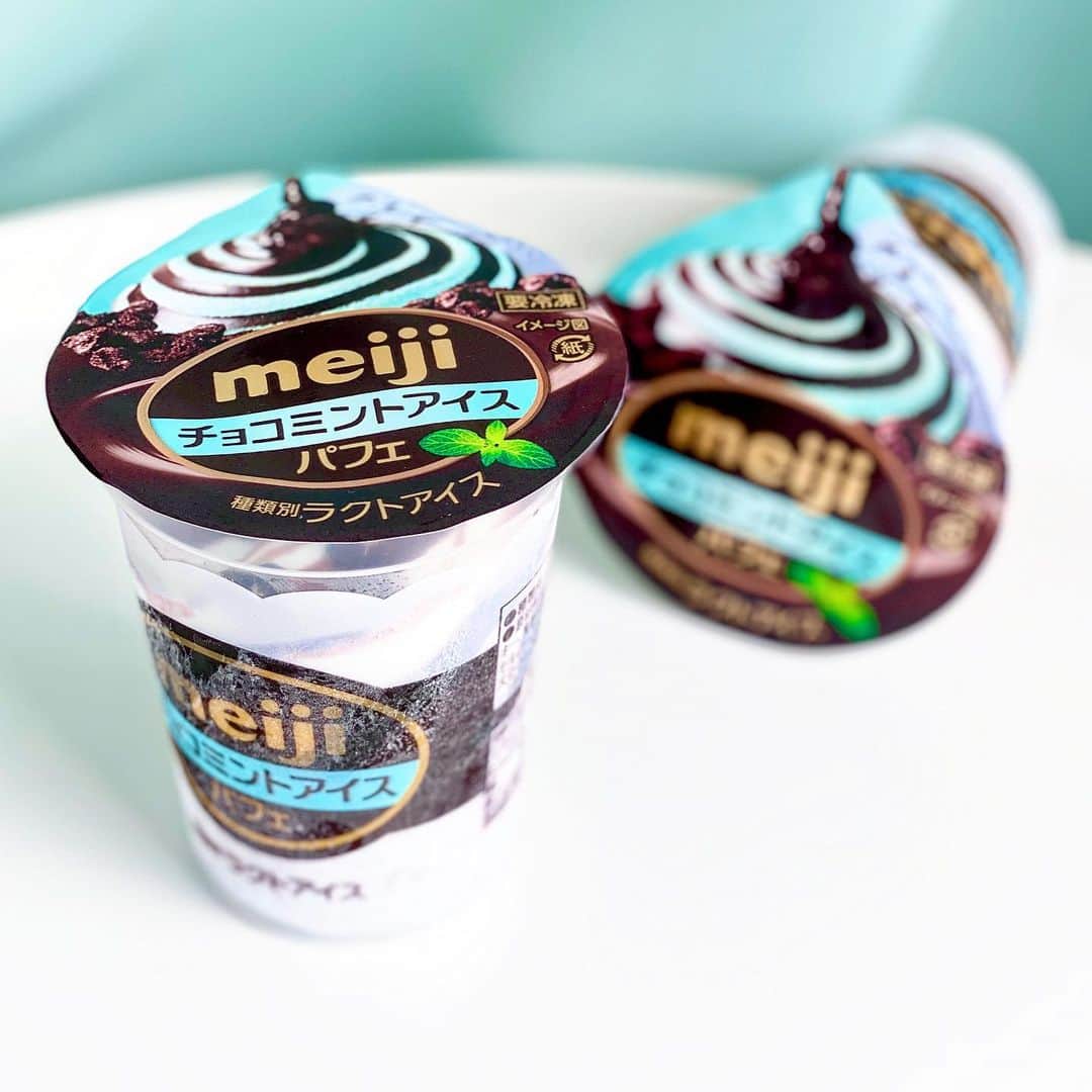 のインスタグラム：「🧼チョコミン党のためのインスタ⇒ @usiqlo🧼  【 明治 チョコミントアイスパフェ 】  昨日3月20日に新発売！ 明治さんの #チョコミントアイスパフェ 🥄  2020年以来の3年ぶりの登場ですかね？！  ↪︎ #明治チョコミントアイスパフェ2020   ✎𓂃𓂃𓂃𓂃𓂃𓂃𓂃𓂃𓂃𓂃𓂃𓂃𓂃𓂃𓂃𓂃𓂃𓂃𓂃𓂃  🍫チョコ感：☆☆☆ 🌿ミント感：☆☆☆++ 😍甘さ：☆☆☆++  💰購入価格：127円 / 1個 🔥カロリー：220kcal / 1個  🗾購入場所：スーパー  ✎𓂃𓂃𓂃𓂃𓂃𓂃𓂃𓂃𓂃𓂃𓂃𓂃𓂃𓂃𓂃𓂃𓂃𓂃𓂃𓂃  チョコチップ入りのミントアイスの上に チョコソースで囲まれたミントアイス、 上にはブラッククランチがトッピングされています！  アイスは口に入れるとぽすっとなるふわふわ食感🌬 スーッとしてほんのりミントの苦みを感じられます🍨  ブラッククランチはしっとりした食感でやや塩味があり 味的にいいアクセント🙆🏻‍♂️  上の層のミントアイスの色がかわいすぎます…！🧼  ✎𓂃𓂃𓂃𓂃𓂃𓂃𓂃𓂃𓂃𓂃𓂃𓂃𓂃𓂃𓂃𓂃𓂃𓂃𓂃𓂃  　　 　　 　　  #チョコミント #明治チョコミントアイスパフェ2023   #chocolatemint #ミントチョコ #mintchocolate #mintchocolatechip #チョコレート #チョコミン党  #うしくろくん #민트초코 #민트 #jmt #맛스타그램 #먹스타그램 #도쿄카페 #좋아요 #민초단 #薄荷巧克力」