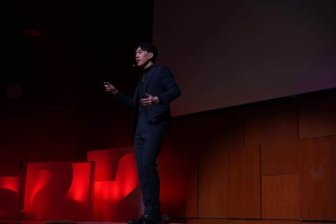 ヴィンセント・ゾウのインスタグラム：「TEDxBrownU, 1 week ago. So honored to have had the chance to share a little piece of my journey with a huge audience right here at Brown University. Months of writing, memorizing, rehearsing, and fine-tuning with my curation team became a moment, an event that has been the highlight of my year so far. Thank you so much @tedxbrownu @brownu @tedx_official @j0sh.samuel @raghav_k09 @michaelwanggggg @tiff0826 for making this possible!!」