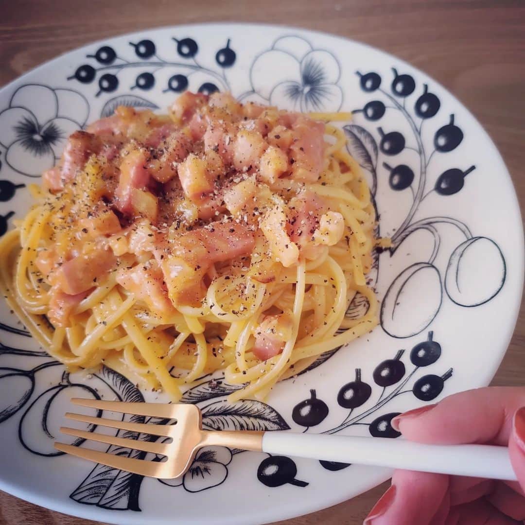 のインスタグラム：「もう6年も前になるのか 親友とのイタリア旅行。  フィレンツェのご家族のお家でイタリア人の旦那様ーがカルボナーラを作ってくれた。  卵、チーズ、ベーコン、玉ねぎ。 シンプルな素材で作られていたけど とてもとても美味しくてレシピを教わった。  今でもイタリアに行きたくなったとき作るの。  すごく上手に作れたので、近々親友に振る舞ってあげよう😌  #イタリア #カルボナーラ #旅の味」