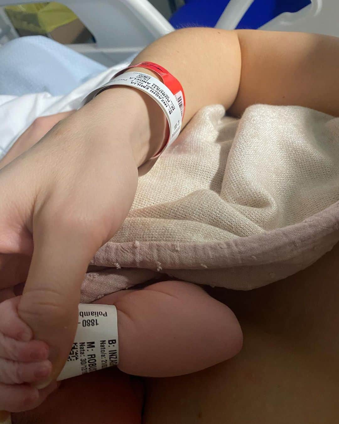 のインスタグラム：「Oggi, primo giorno di primavera sei arrivata tu EMILIA , nostra immensa gioia🙏❤️la mamma, una roccia, si sta riprendendo! Con il cuore pieno d’amore vi ringraziamo per i tanti auguri🙏🏼」
