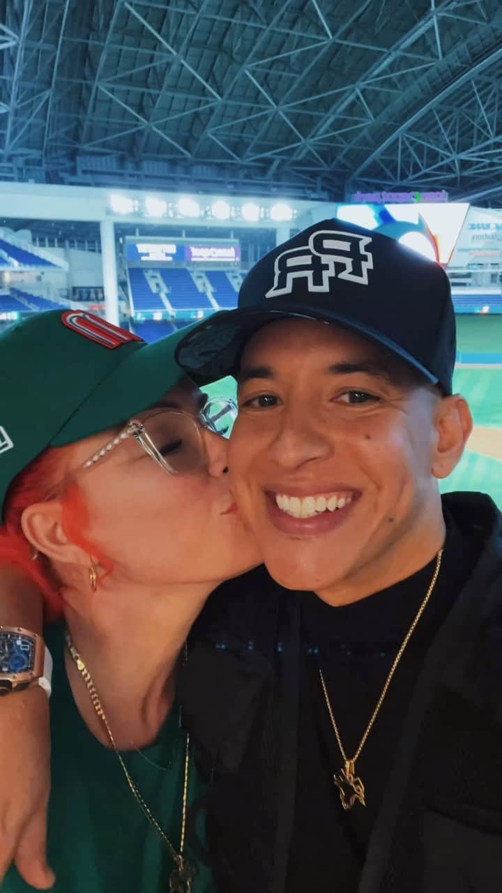 ダディー・ヤンキーのインスタグラム：「28’ Homerunes y los que faltan… Te amo baby @mireddys ❤️‍🔥」